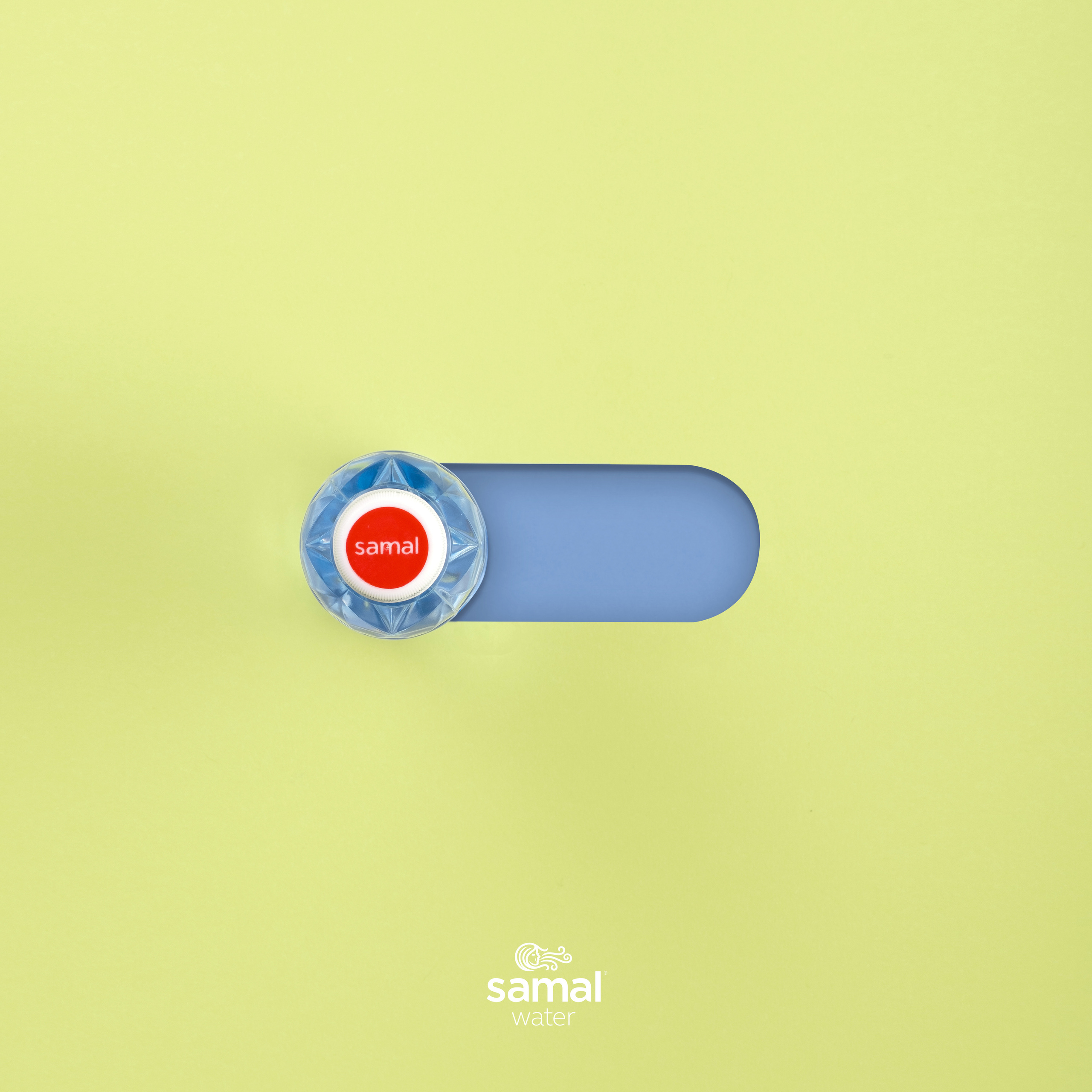 Контентная фотосъёмка воды SAMAL — креативный студийный сет с акцентом на крышку.