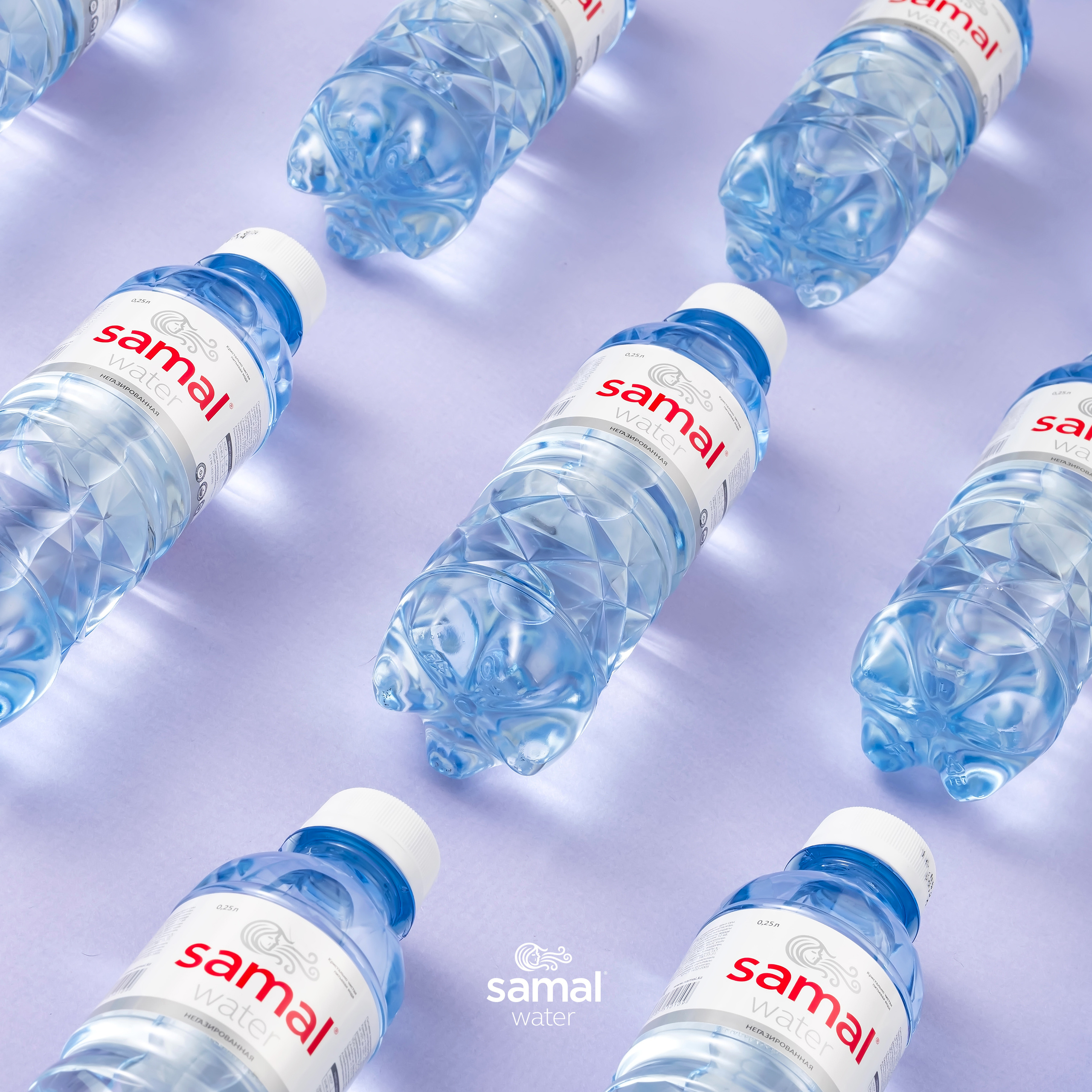 Фотосессия воды SAMAL — студийное фото с повторяющимся паттерном.