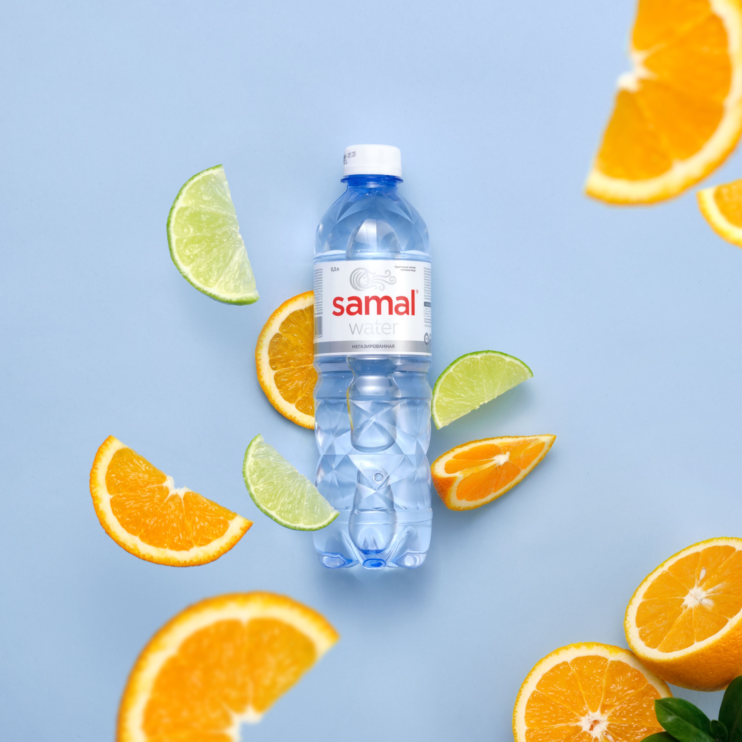 Рекламная фотосъёмка воды SAMAL — летняя стилизация с цитрусовыми.