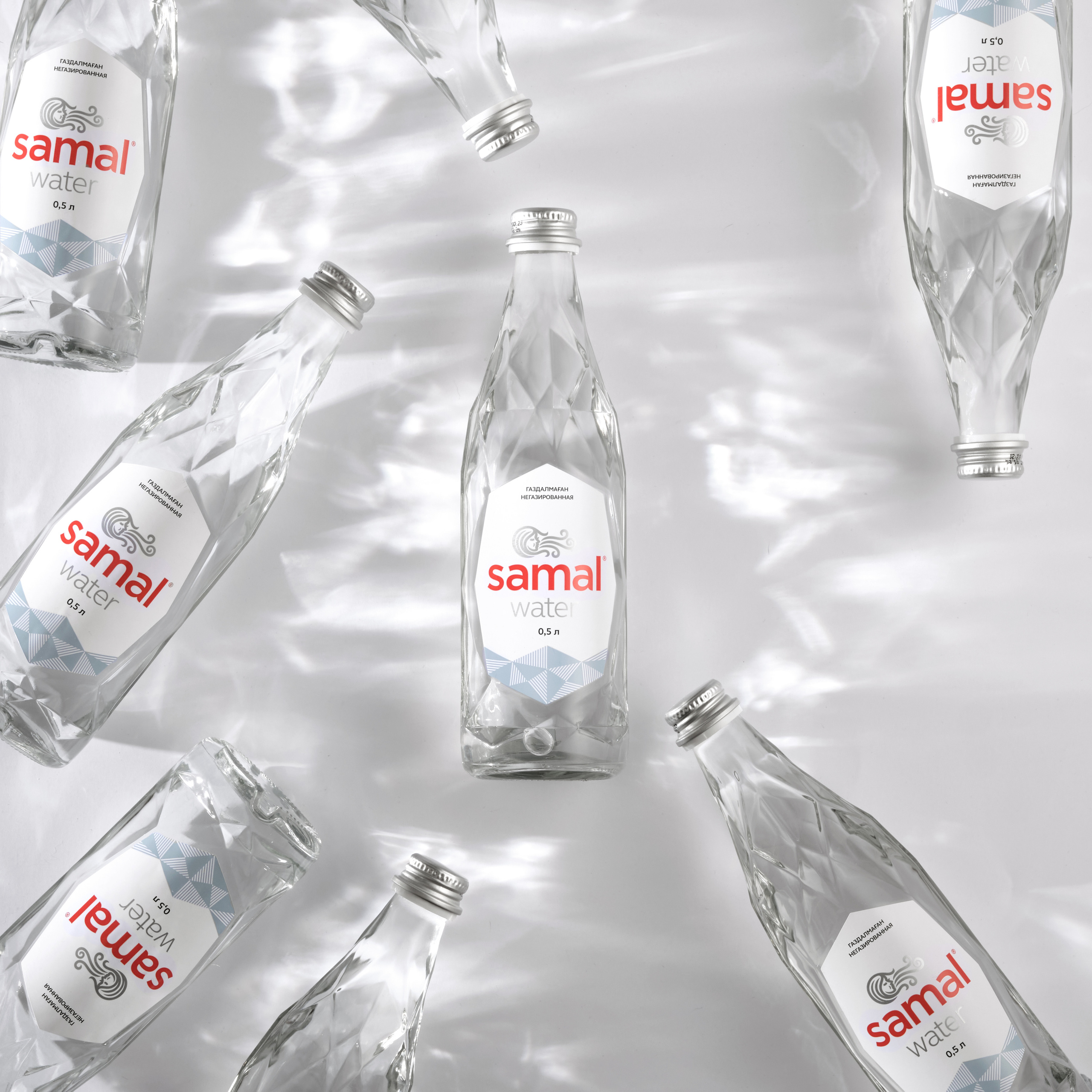 Имиджевая фотосъёмка воды SAMAL — креативный студийный сет с отражениями.