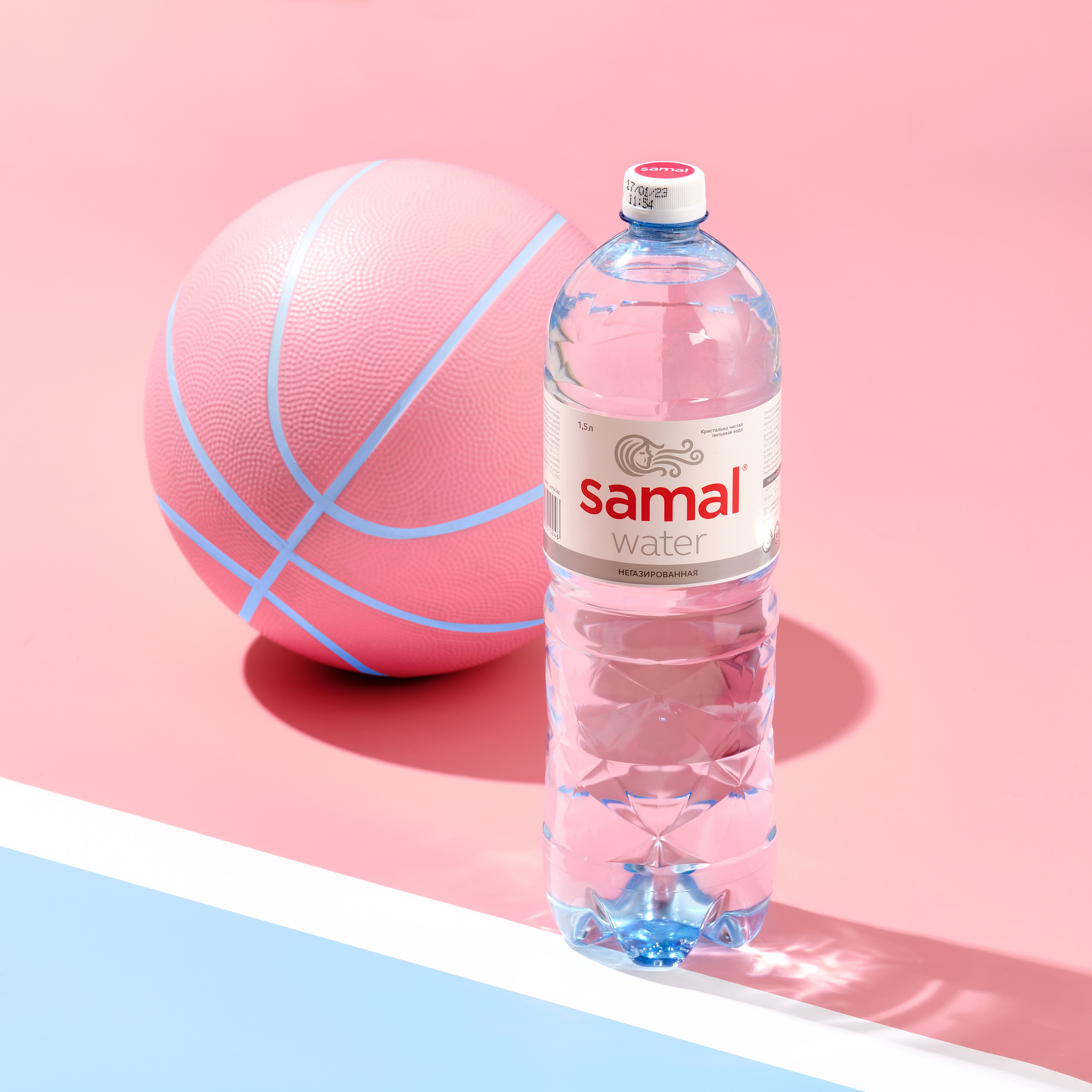 Рекламная фотосъёмка воды SAMAL — спортивная стилизация с баскетбольным мячом.