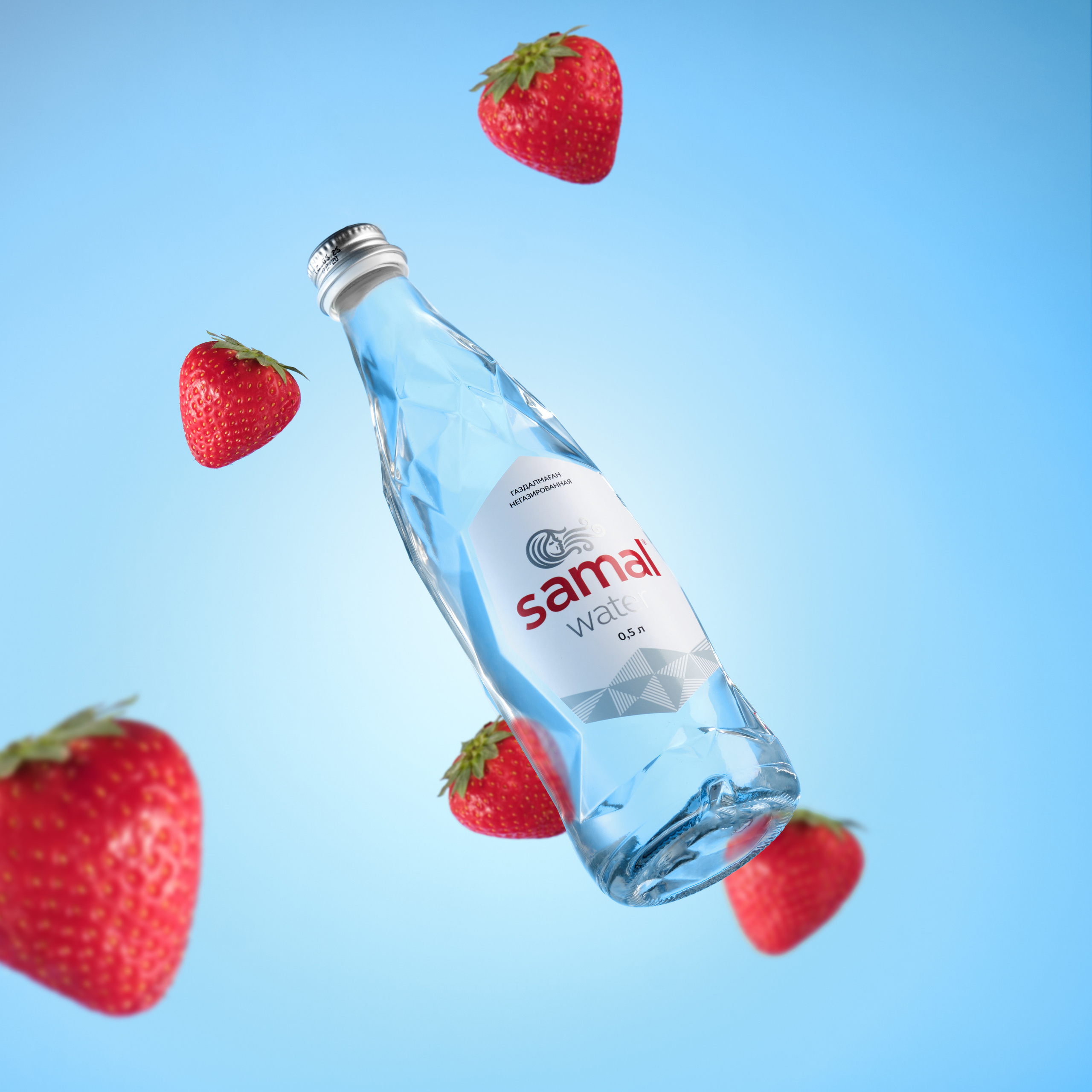 Имиджевая съёмка воды SAMAL — рекламный кадр с клубникой.