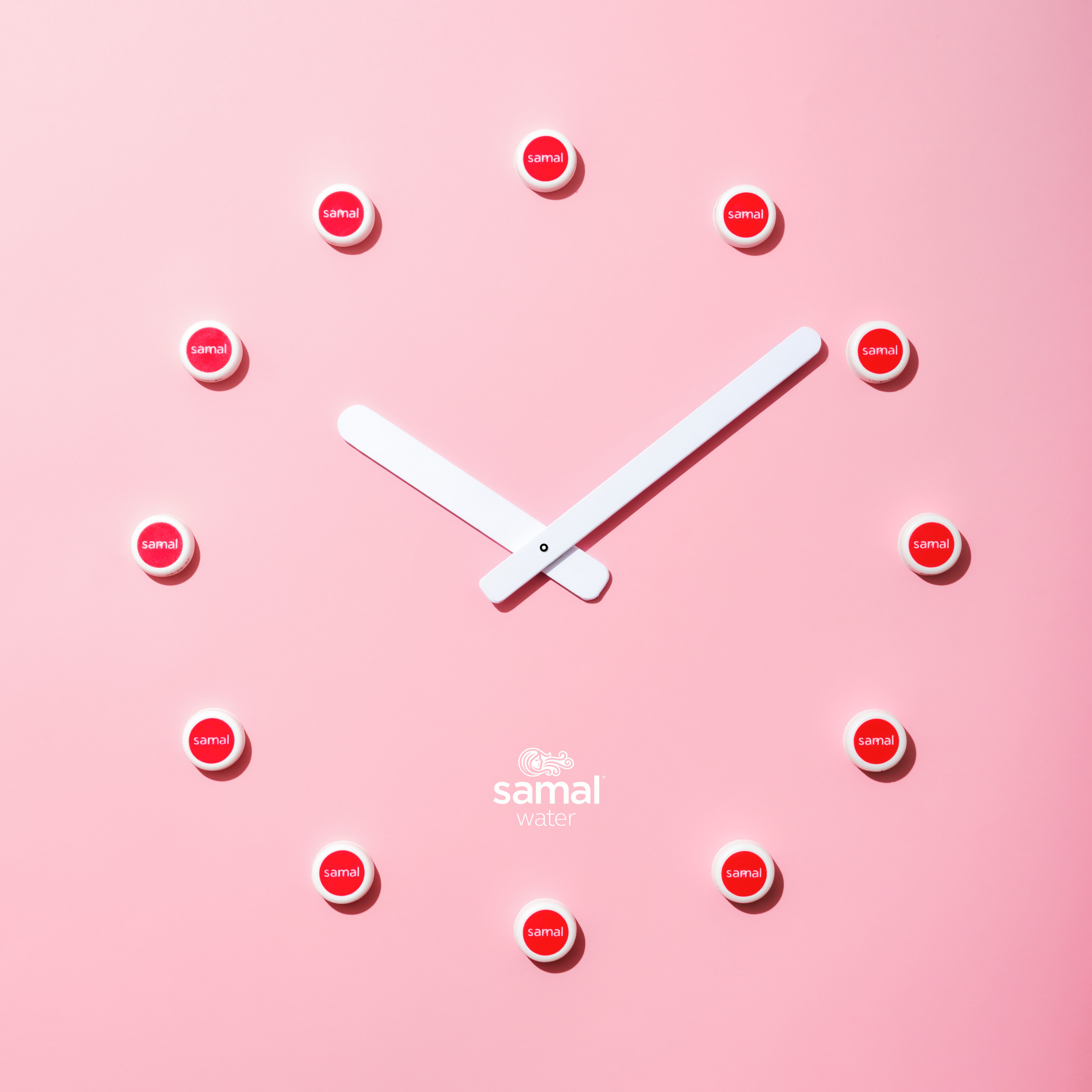 Креативная фотосъёмка воды SAMAL — стилизация с клубникой и часами.