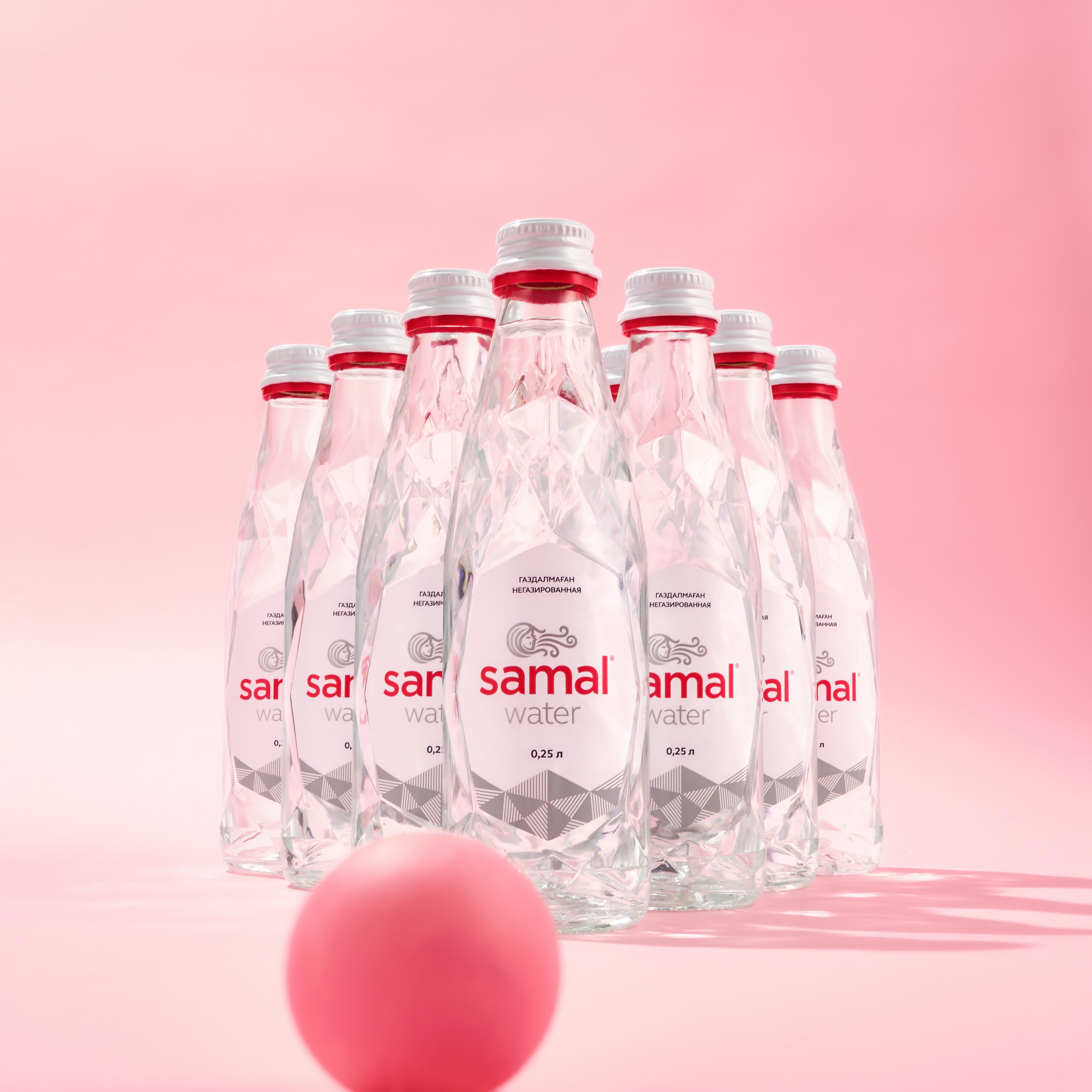 Контентная съёмка воды SAMAL в Алматы — студийное фото коллекции бутылок.