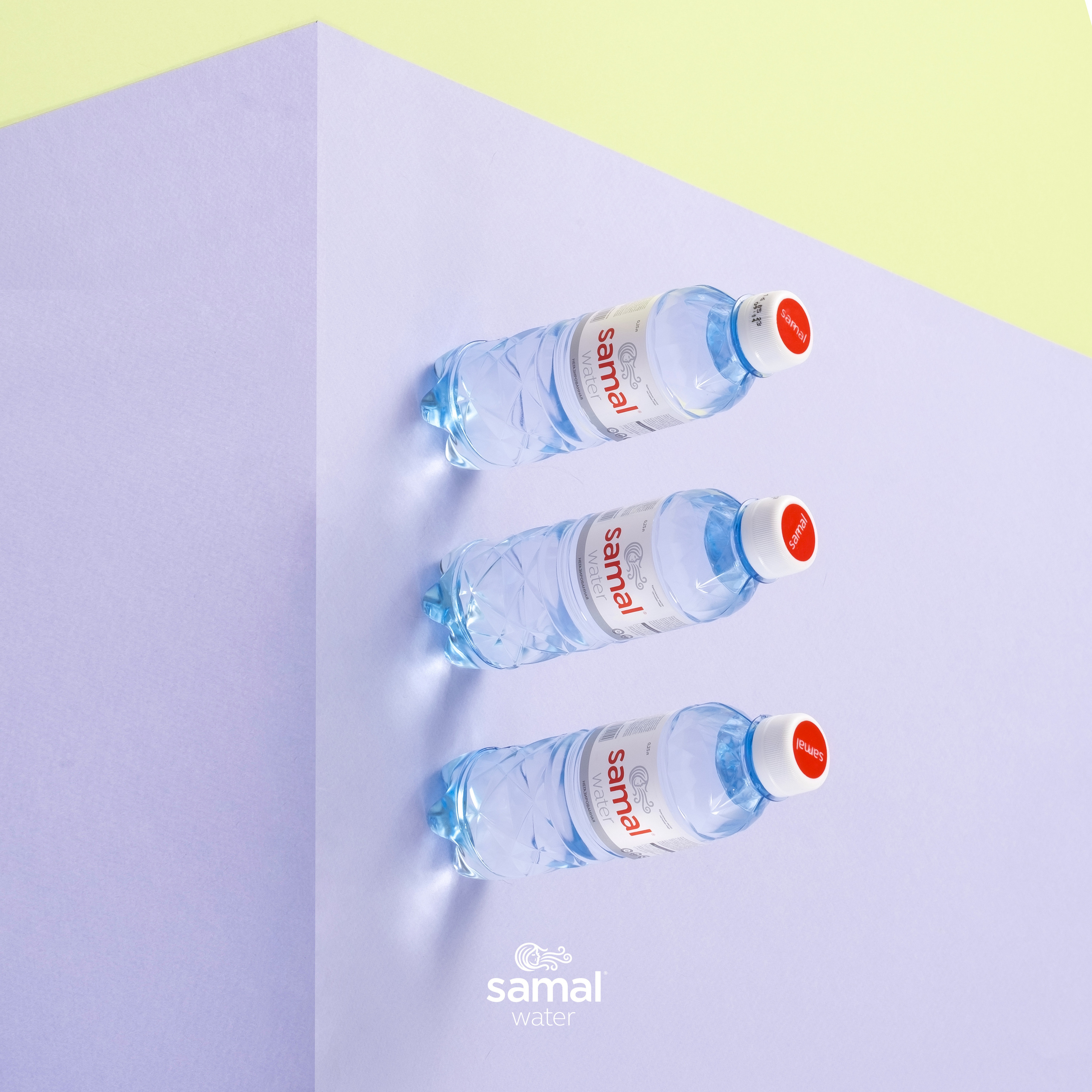 Фуд-съёмка воды SAMAL в Алматы — минимализм и современный стиль.
