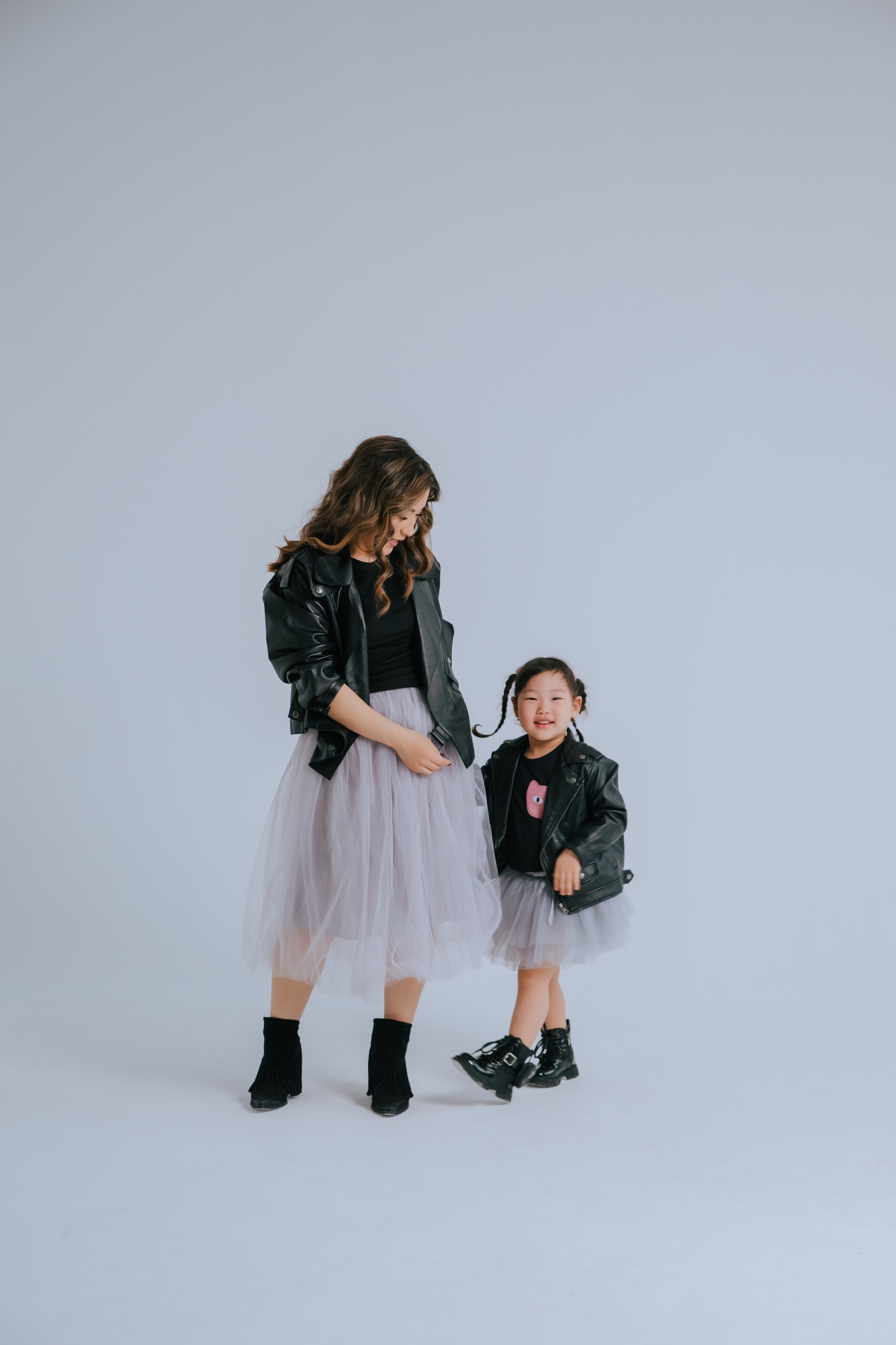 Ира и Аня. Фотограф Ярмишко Дарья. Выпускные фотокниги