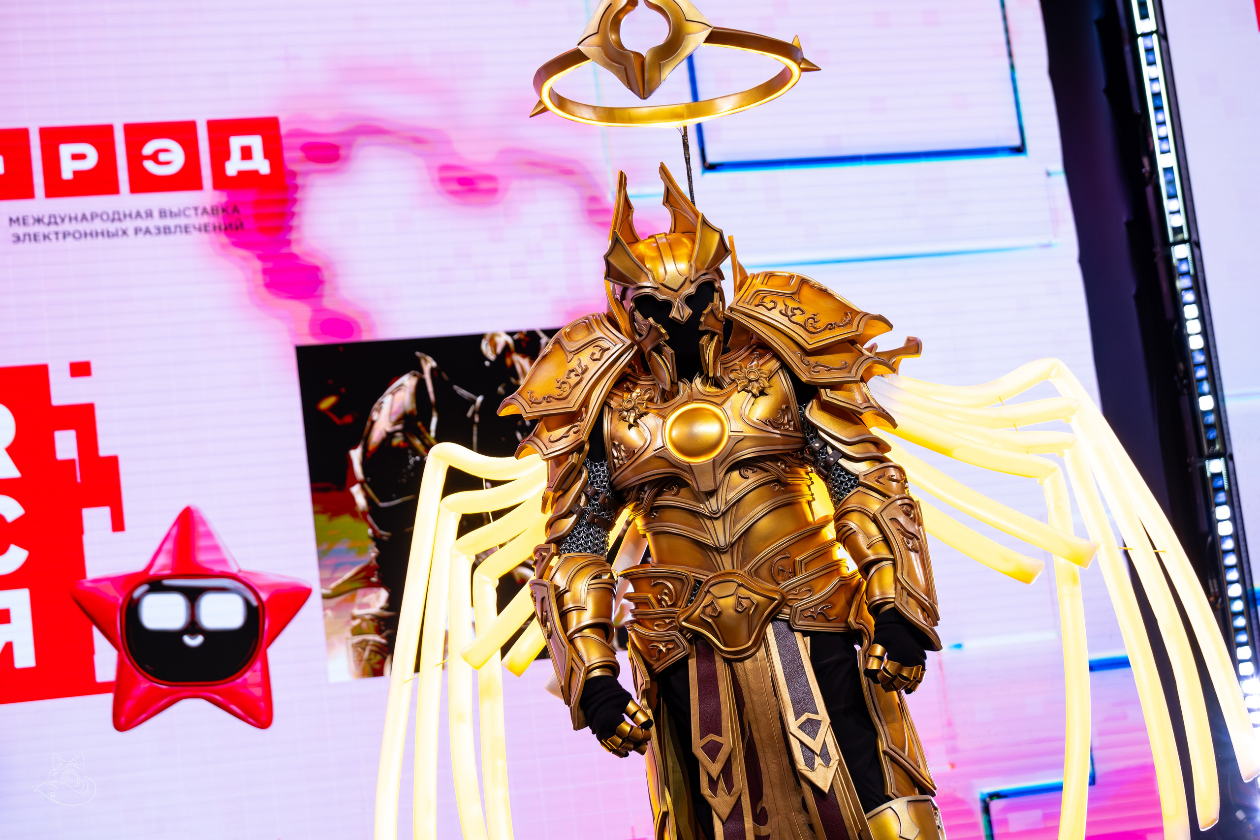 Сцена РЭД ЭКСПО 2024. Косплей фотограф