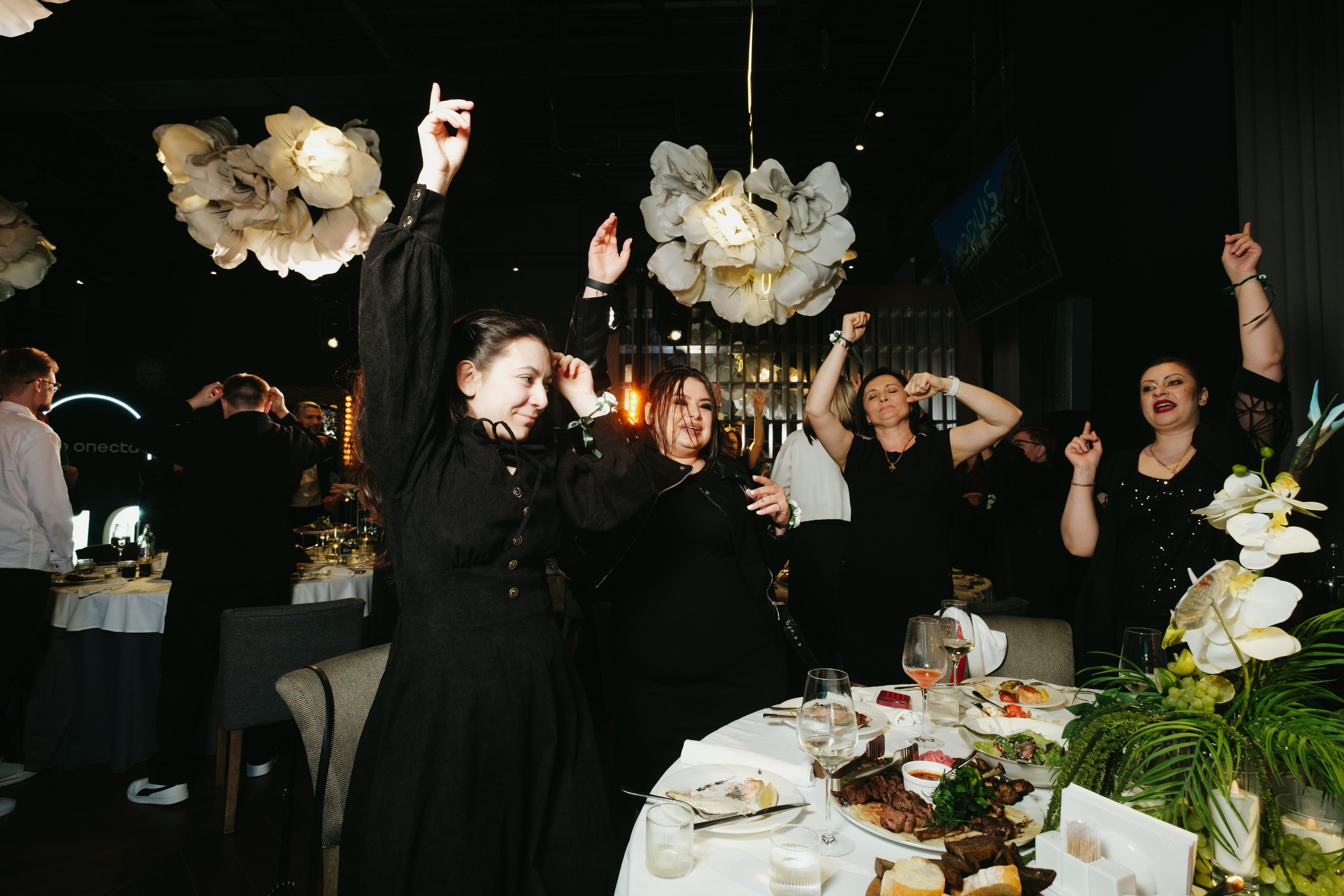 Корпоратив в Сириусу (Адлер) 10 лет компании. Свадебный фотограф Денис Ожигин в Краснодаре и крае. Эмоциональная и стильная съемка вашего дня