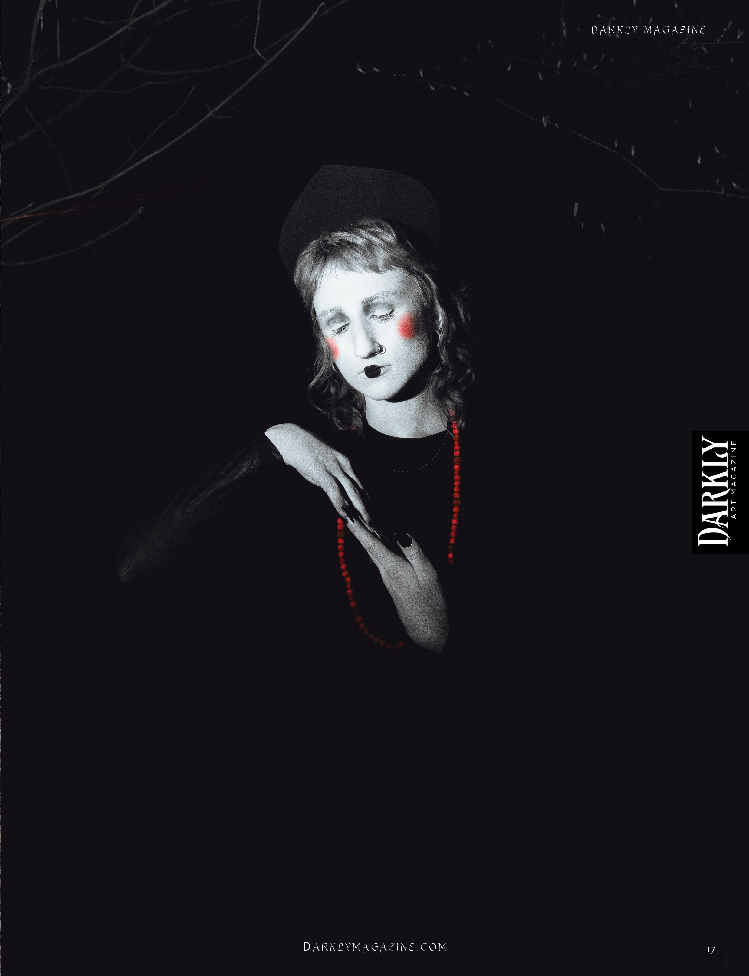 Концептуальная фотосессия в Москве: портрет в стиле сюрреализм с зеркалами и дымом. Создание арт-образа под ключ.