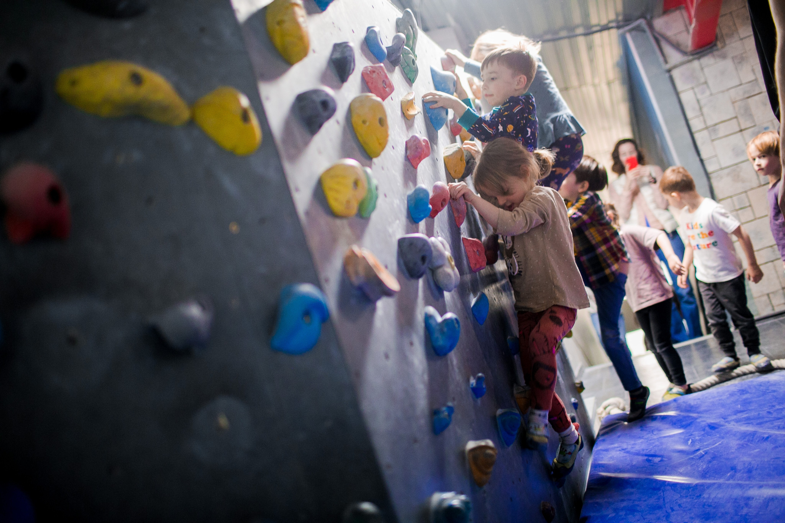 Фотосъемка детского Дня рождения на скалодроме. Репортажный фотограф Борис Геер