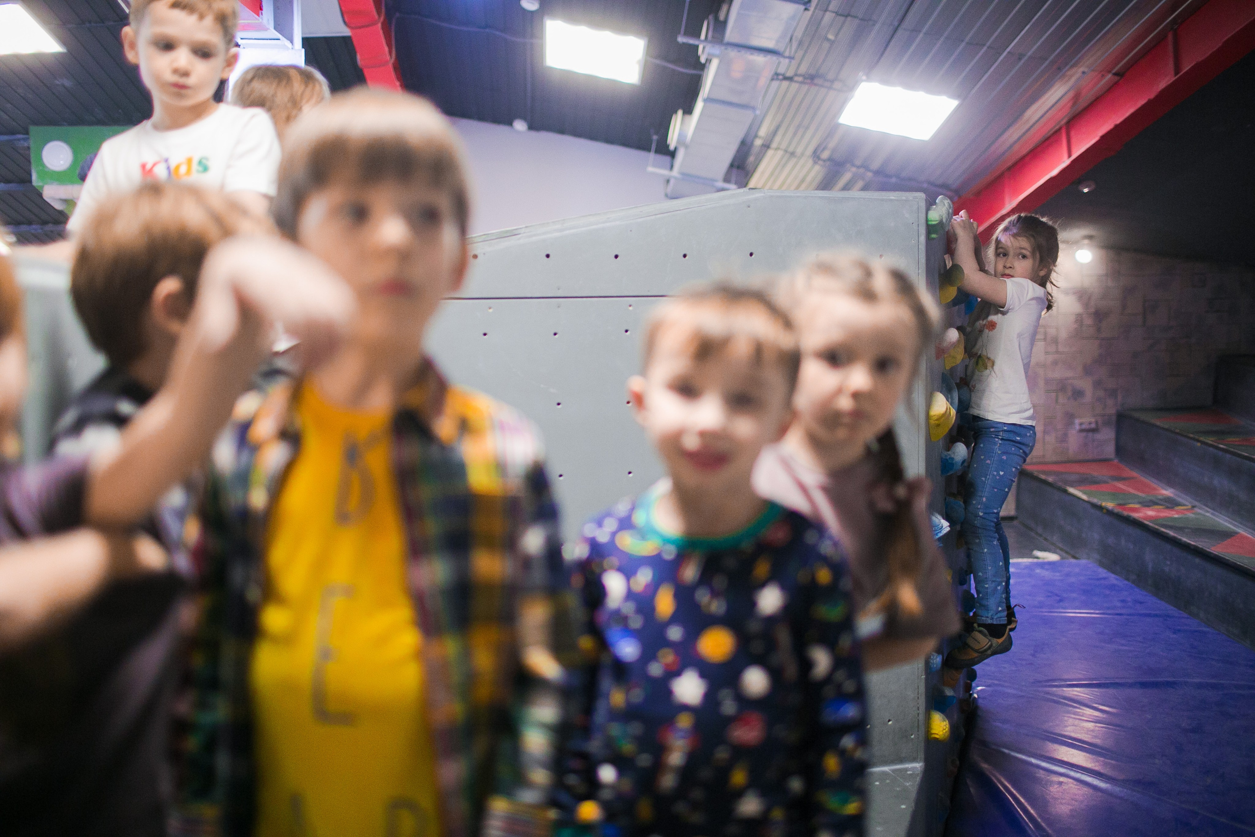 Фотосъемка детского Дня рождения на скалодроме. Репортажный фотограф Борис Геер