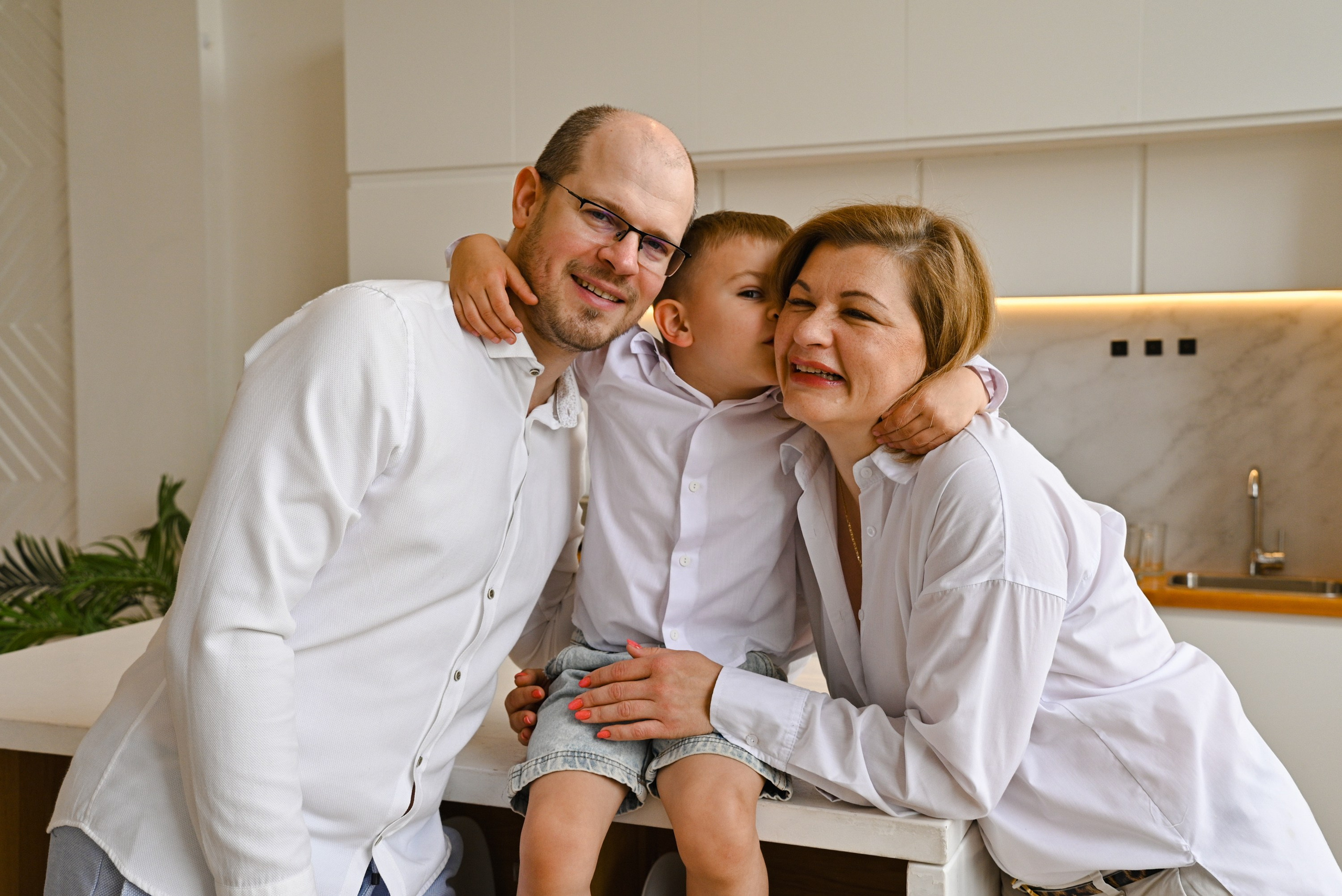 Счастливая большая семья. Компания и фотошкола по созданию контента в Москве