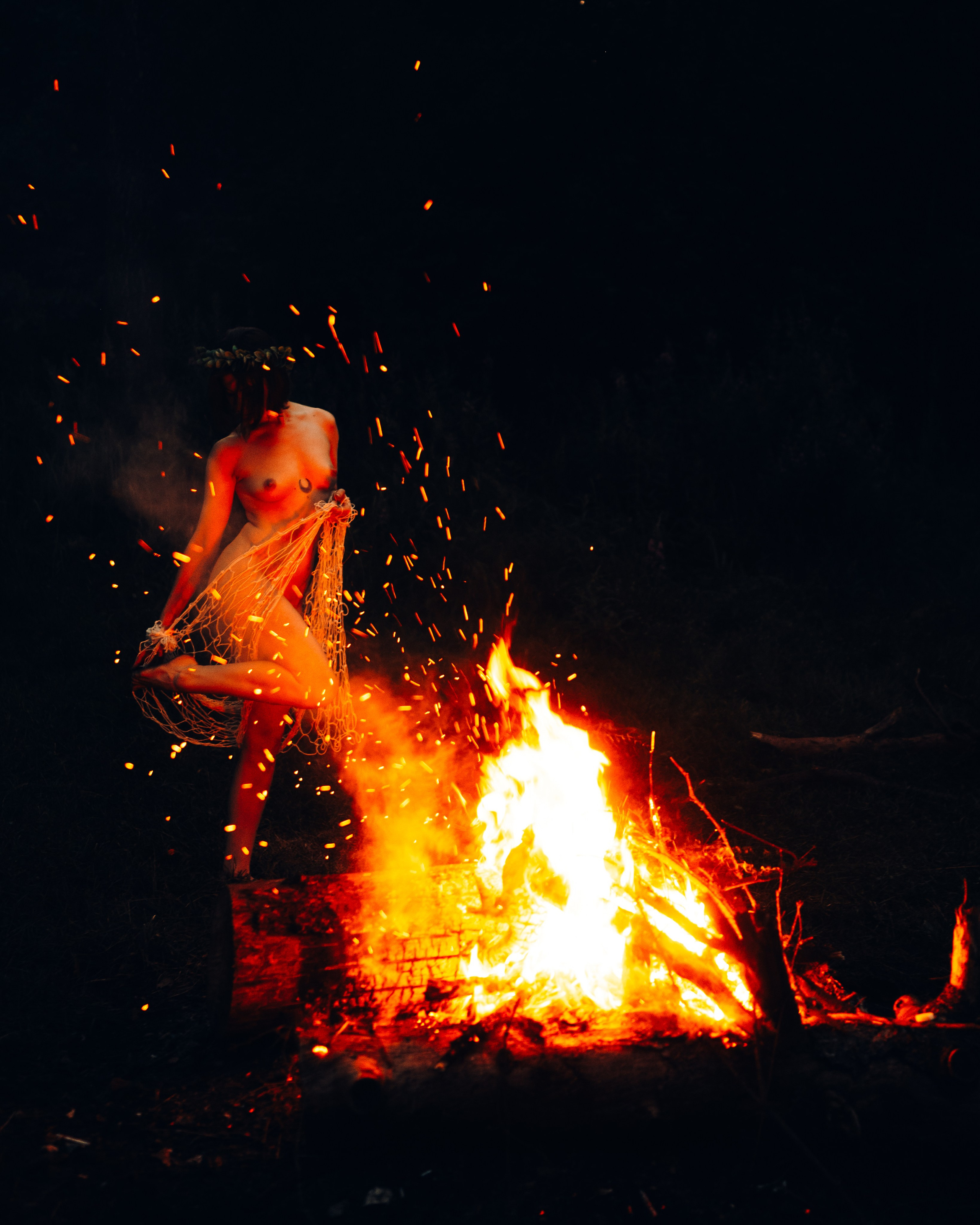 Женская съёмка с костром. Фотоведьма Дарья Нечинская