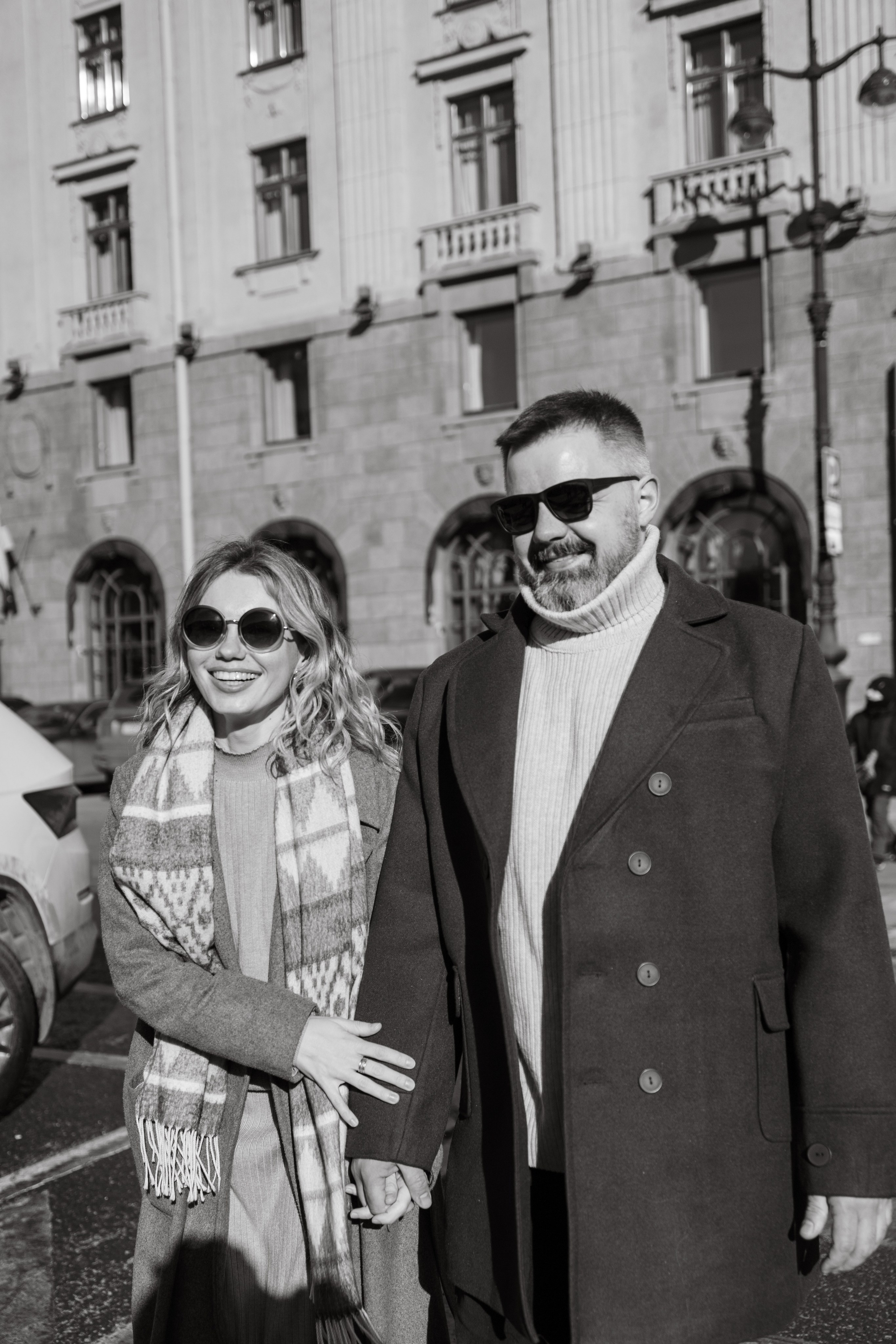 черно белое фото влюбленной пары отлично отражает их чувства и эмоции в моменте, не отвлекаясь на окружающие детали