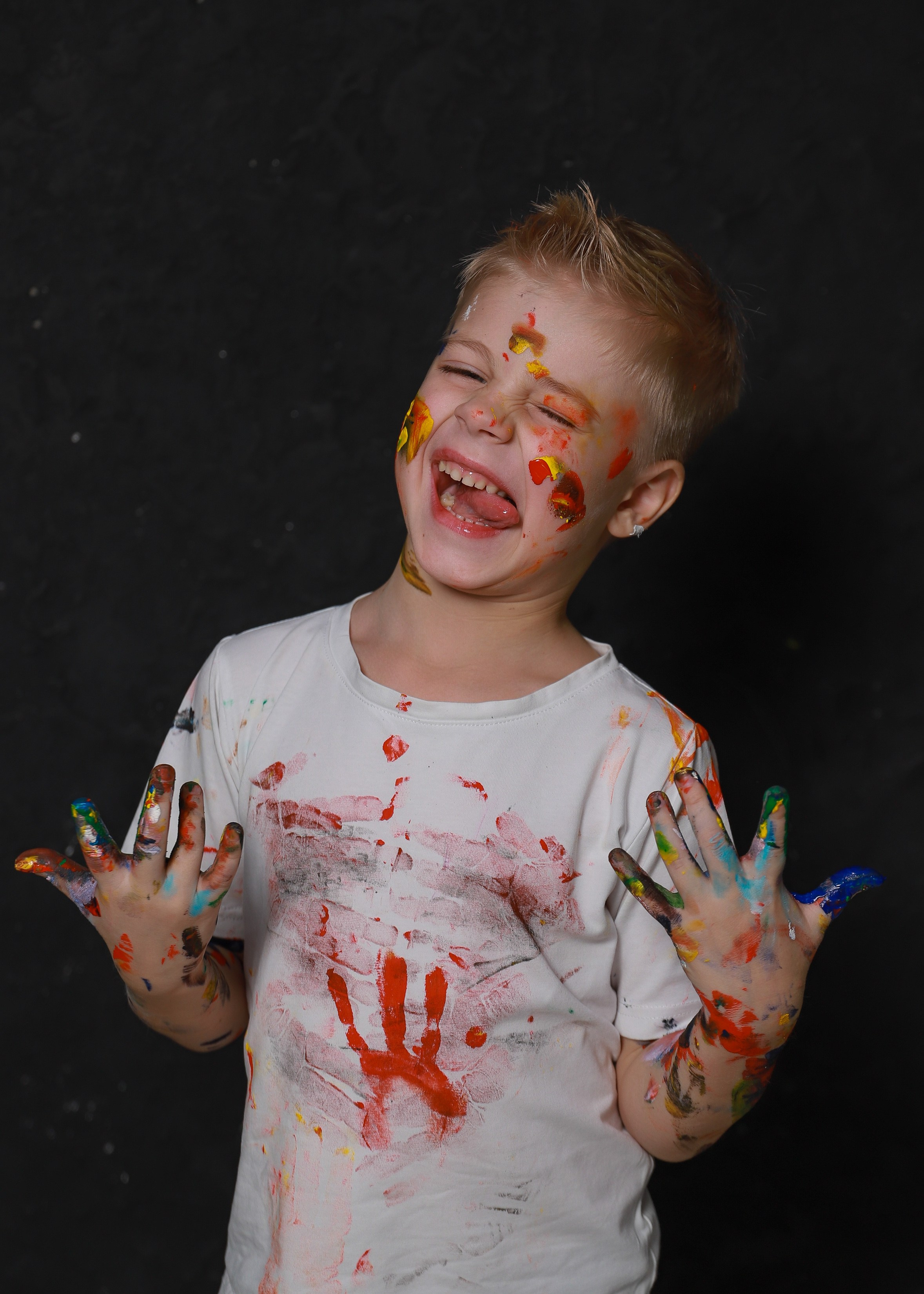 Младшие с красками. Фотограф Юлия Мальцева