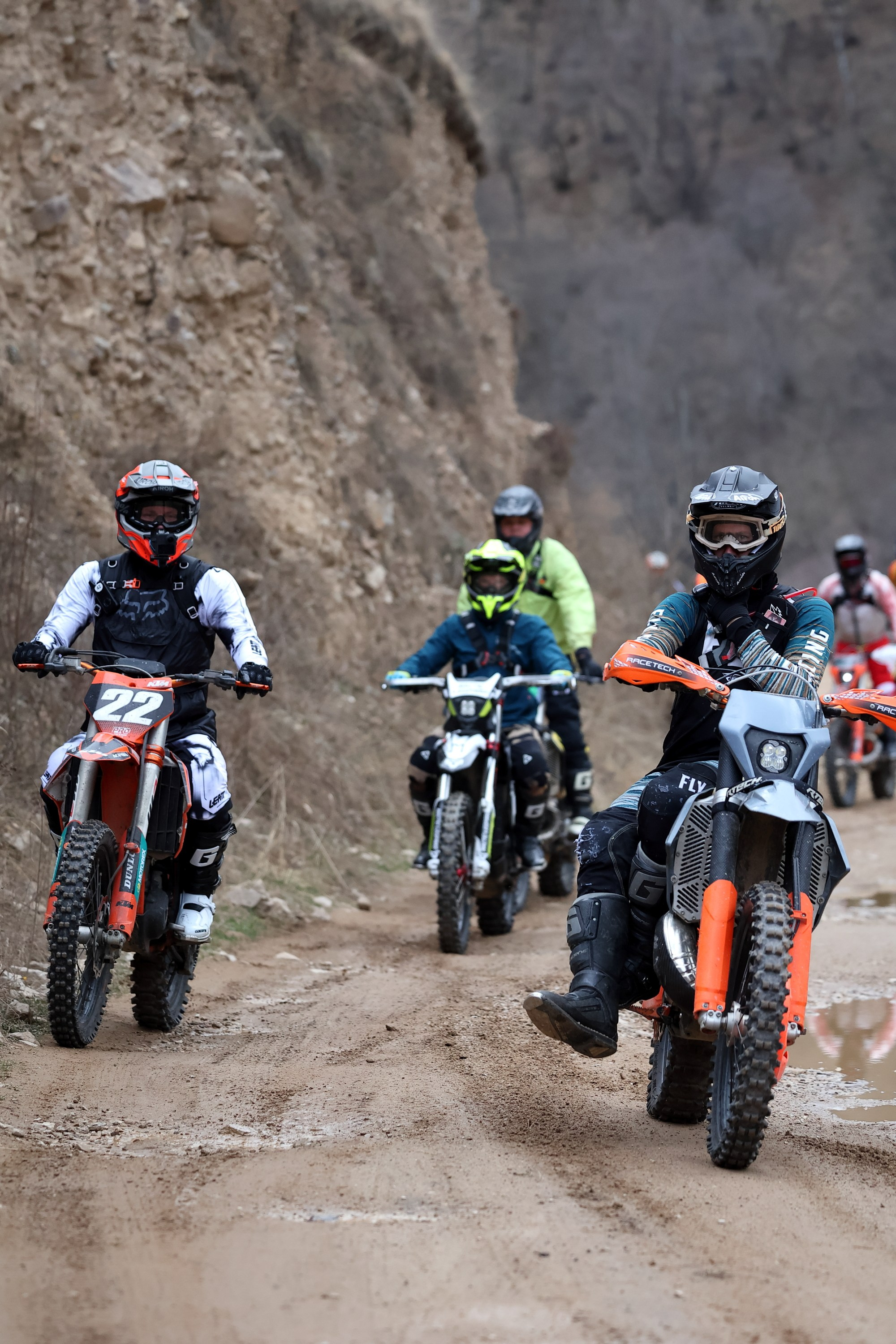 Репортажная фотосъемка выезда на эндуро мотоциклах в Кисловодск с НашиТуры. 