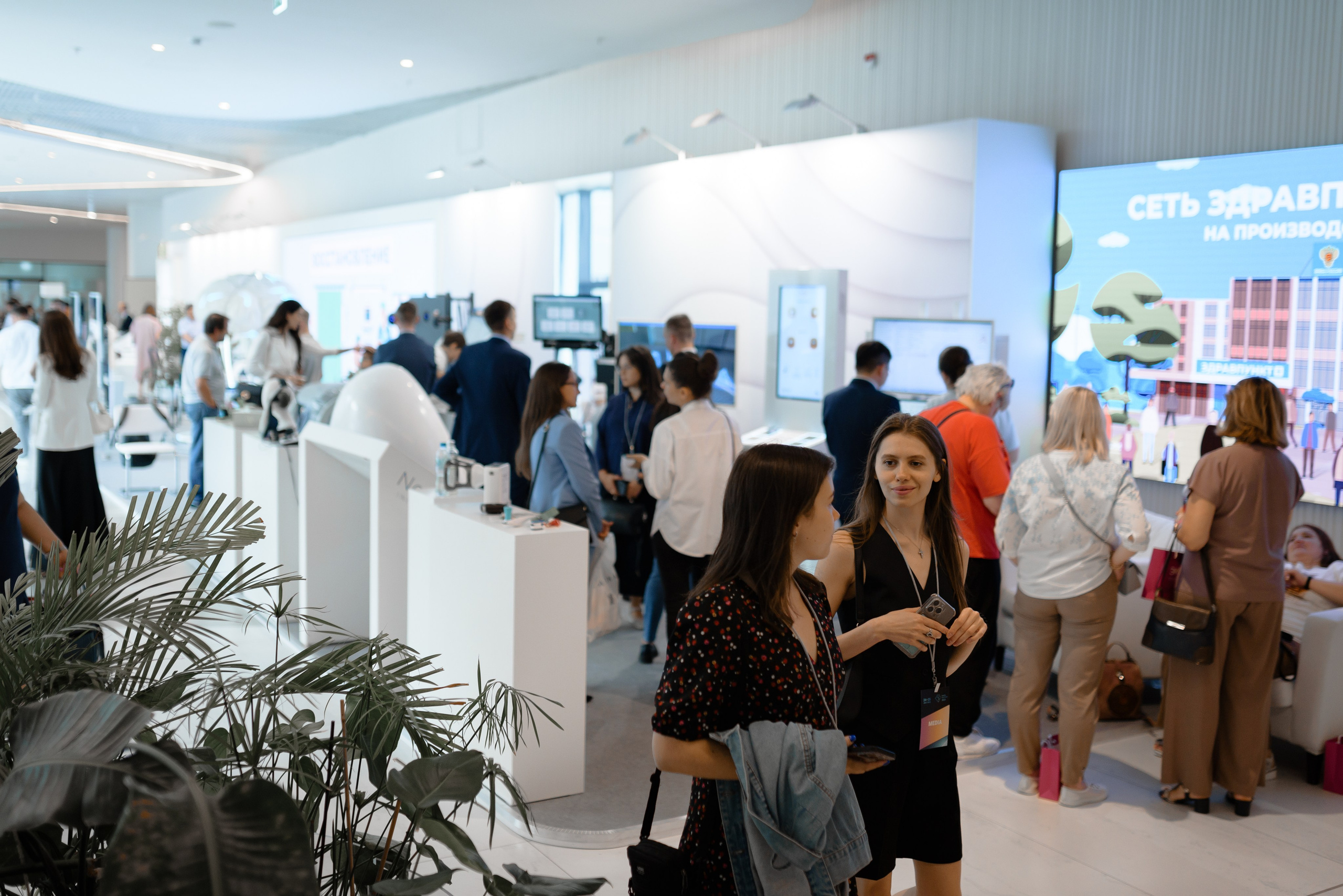Выставки: Фотография с выставки, на которой посетители изучают представленные экспонаты. Скворцова Вероника. Татьяна Голикова. Михаил Мурашко. Единая Россия. Дума. Министр Здравоохранения. ФМБА. Правительство России. Фотография с форума, на которой участники активно участвуют в дискуссии.