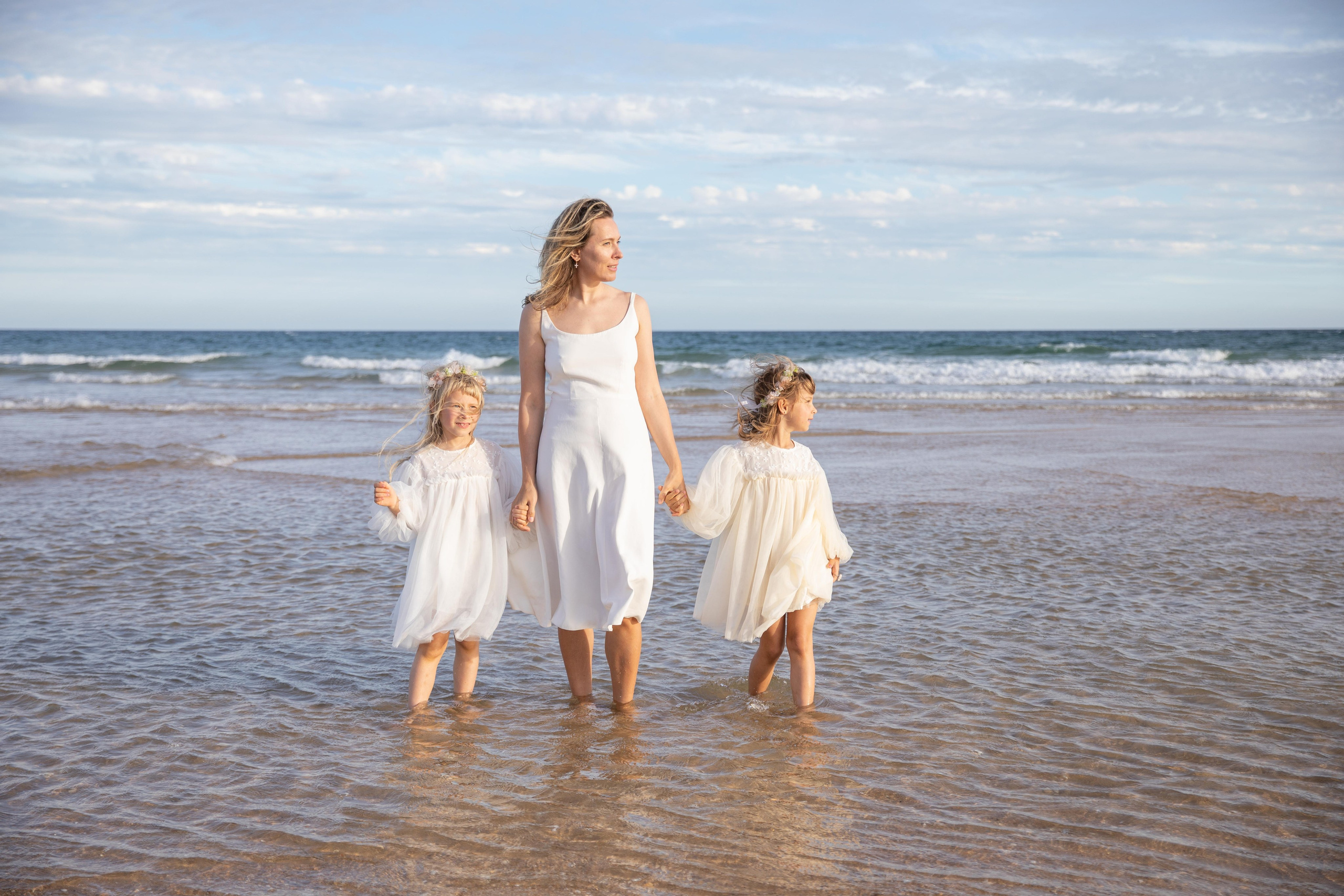 Family on the ocean. Professional Photographer in Portugal. Oksana Lomnova