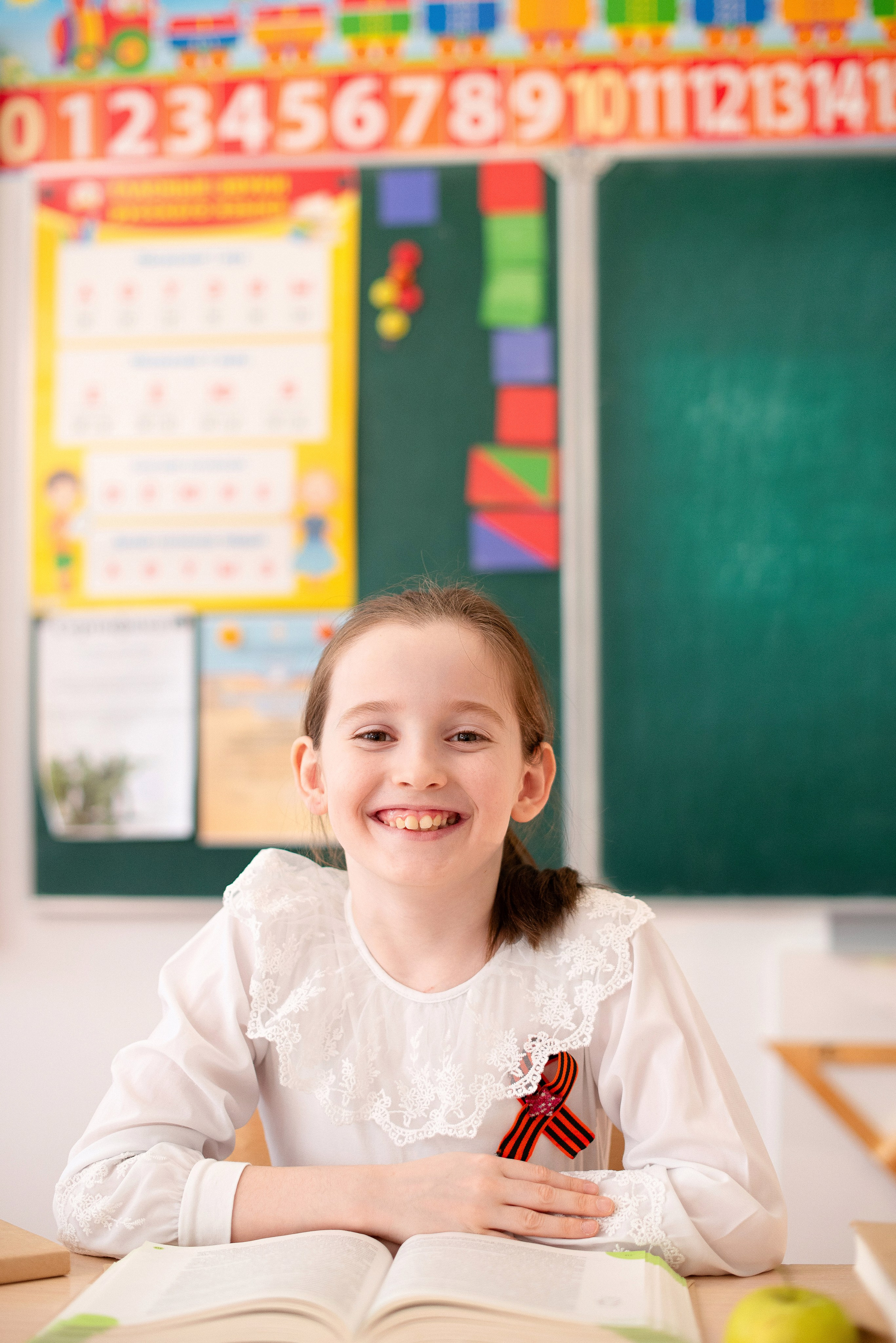 Профессиональная фотография ученика средней школы города Сургут, качественная съемка для школьного альбома, выпускник 2026 года.
