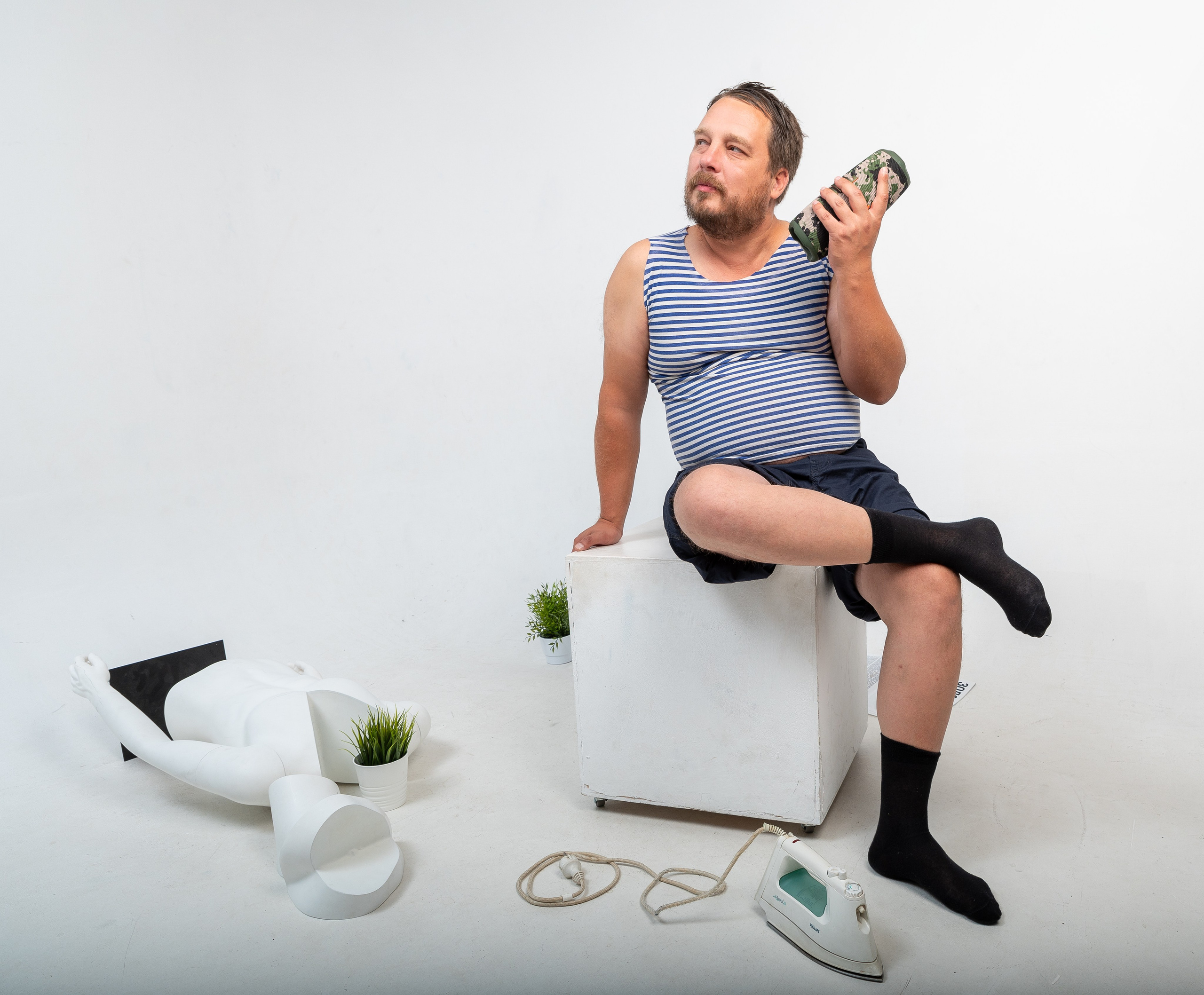 молодой парень , мужчина , серьезные намерения , букет , шляпа , чемодан ,костюм , волнение , подготовка к важному событию , встреча , встреча с родными , встреча после олгой разлуки , ожидание ,красивый парень , молодое тело , красивое тело , красивый волос , волос  ,отдых ,релакс , книга , чтение , грамотность ,чистота русского языка , красота белорусского языка   