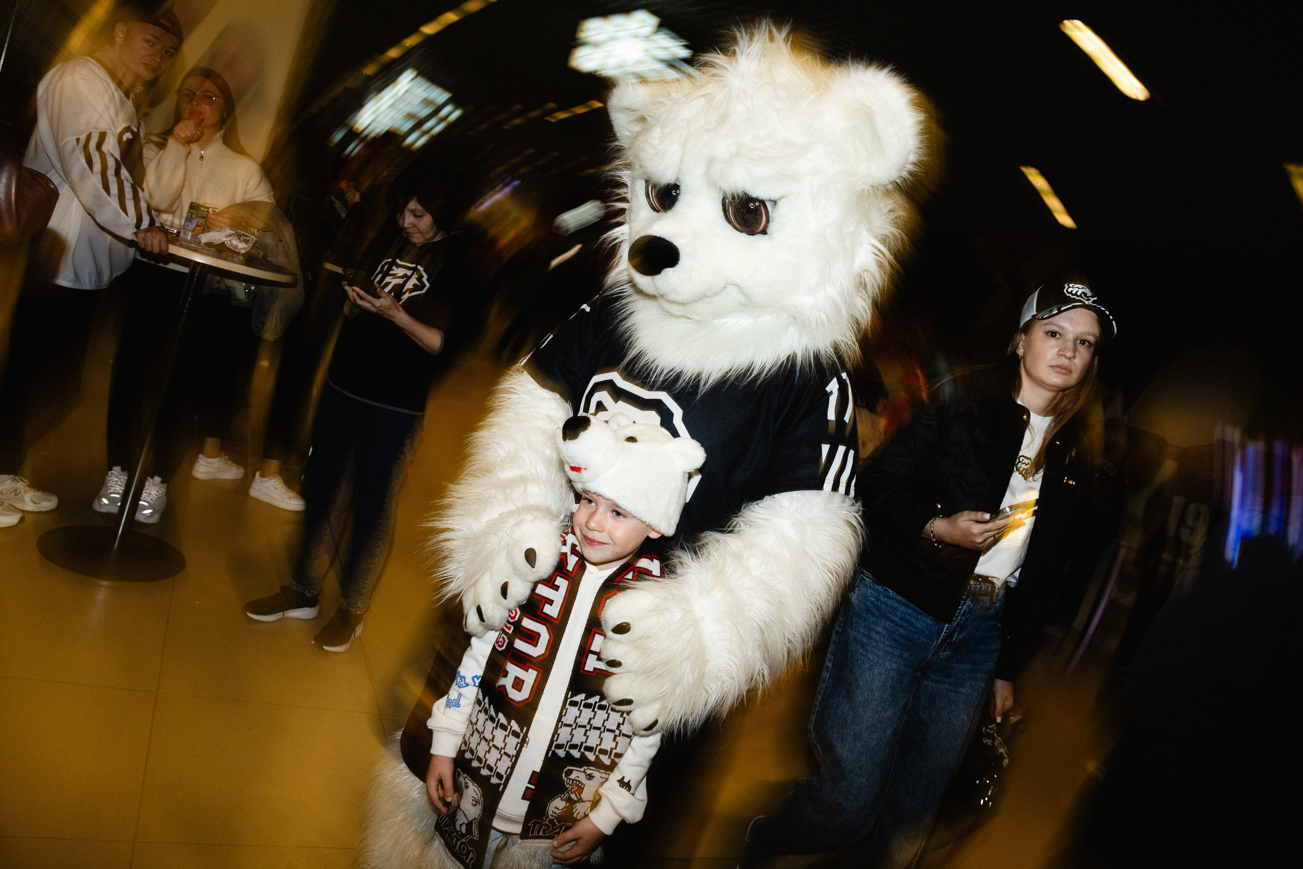 Алексей Потрехалов. Маскот хоккейного клуба «Трактор». Репортажный фотограф Наталья Лапцевич