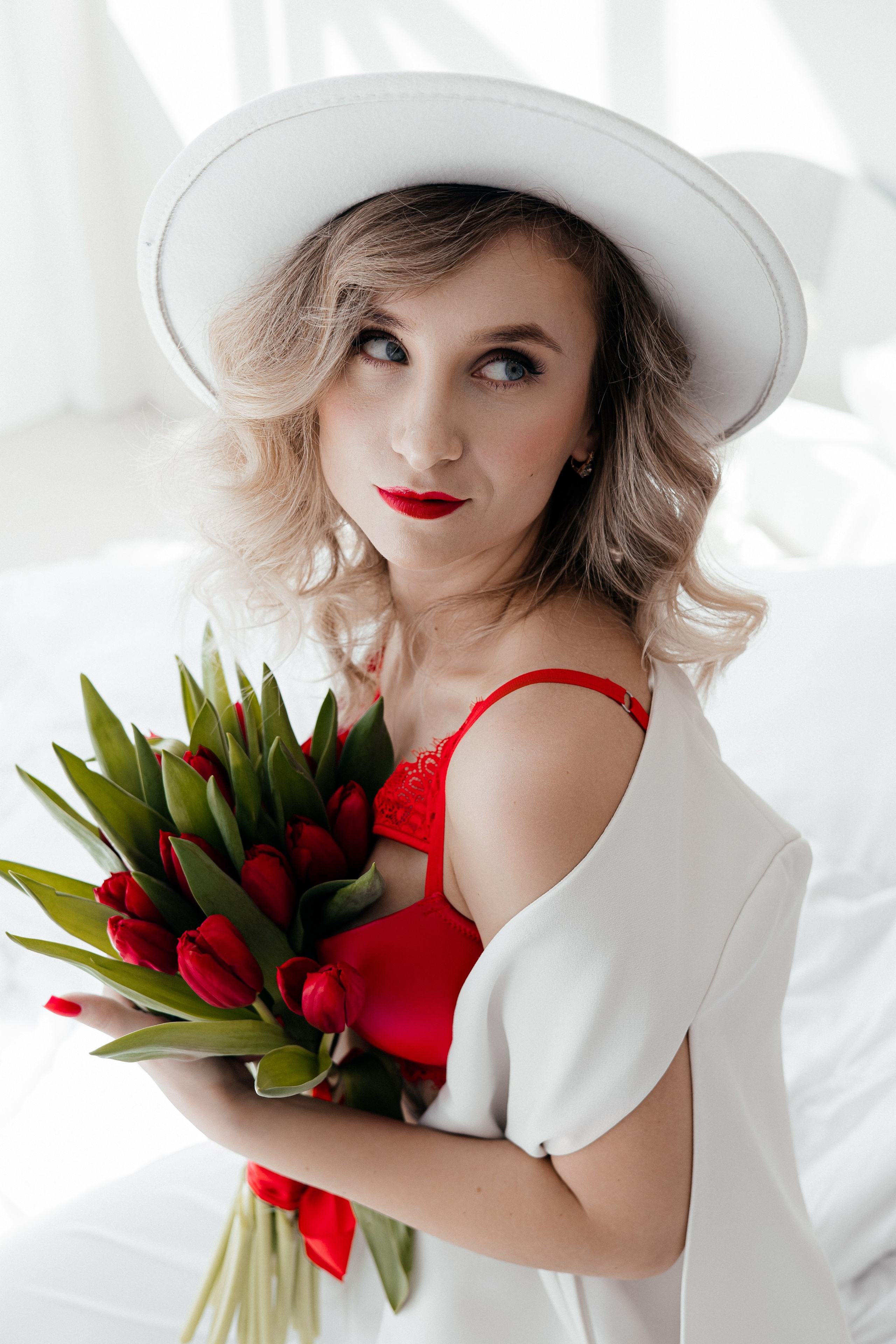 Анна. Красные тюльпаны