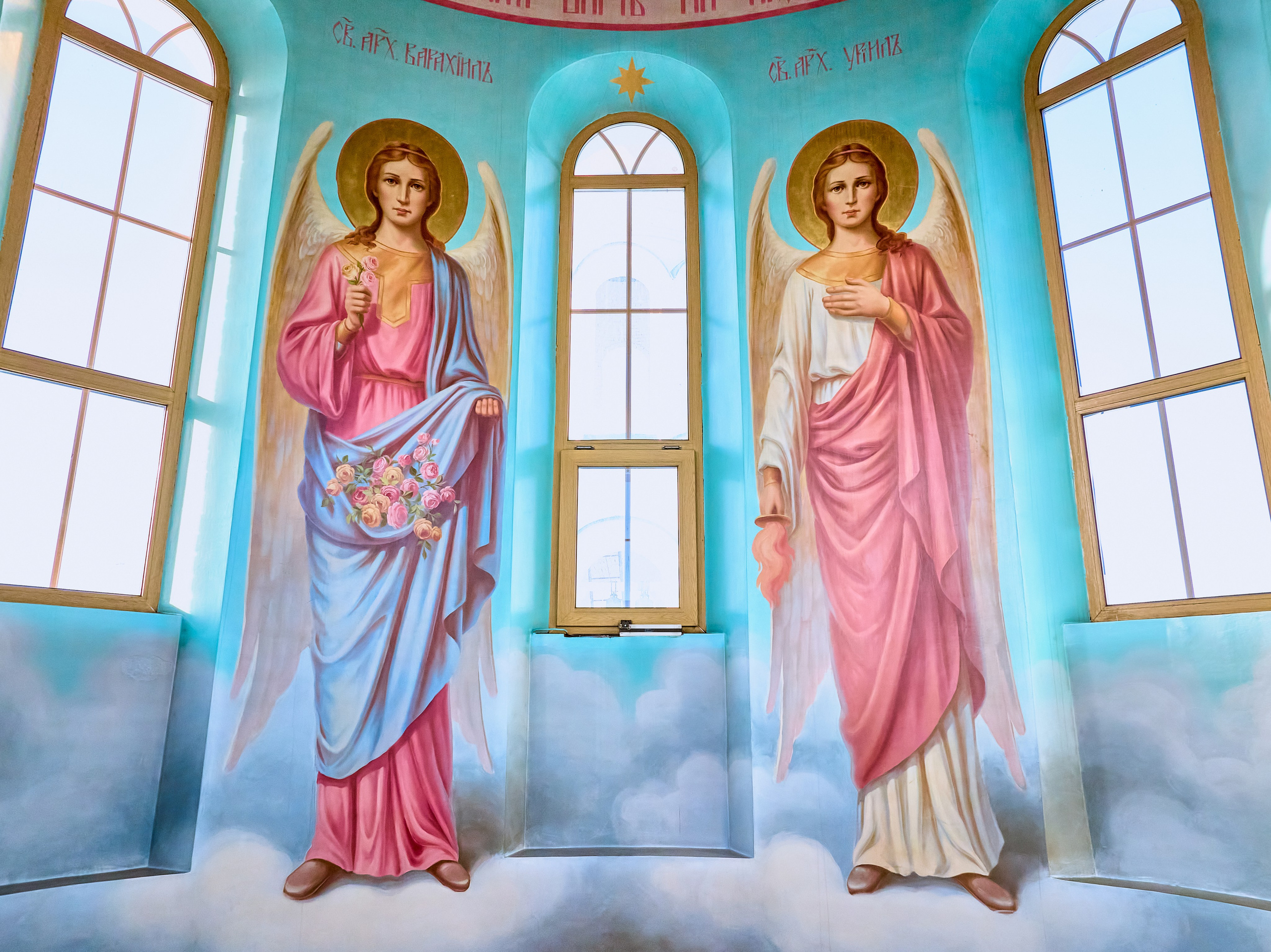 Росписи в Храме Преподобного Серафима Саровског.  Архангелов Варахиила и Уриила в барабане купола храма Преподобного Серафима Саровского 