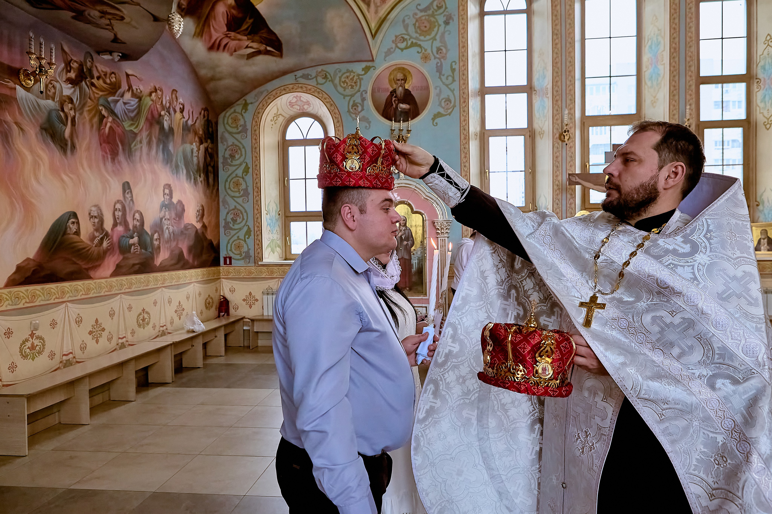 Красивая церемония в таинстве одевания Венцов на главы молодых.  