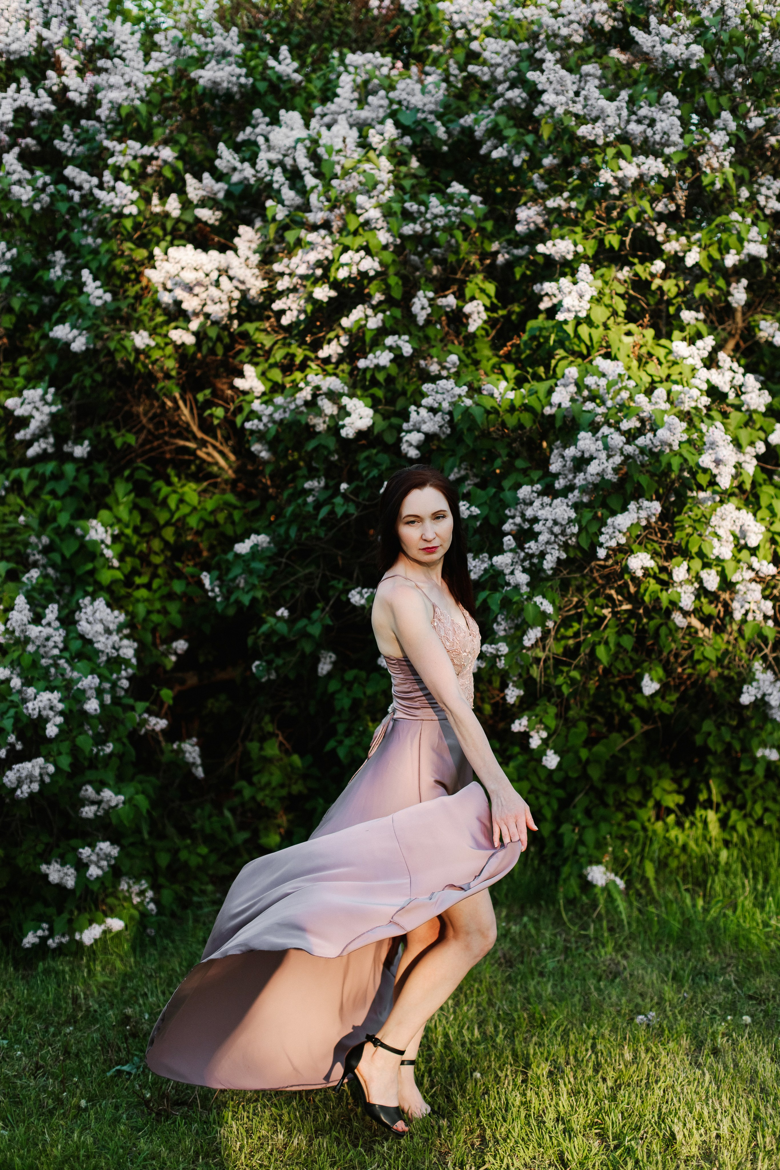 Женская фотосессия в цветении. Контентный фотограф в Перми Натали Кытманова