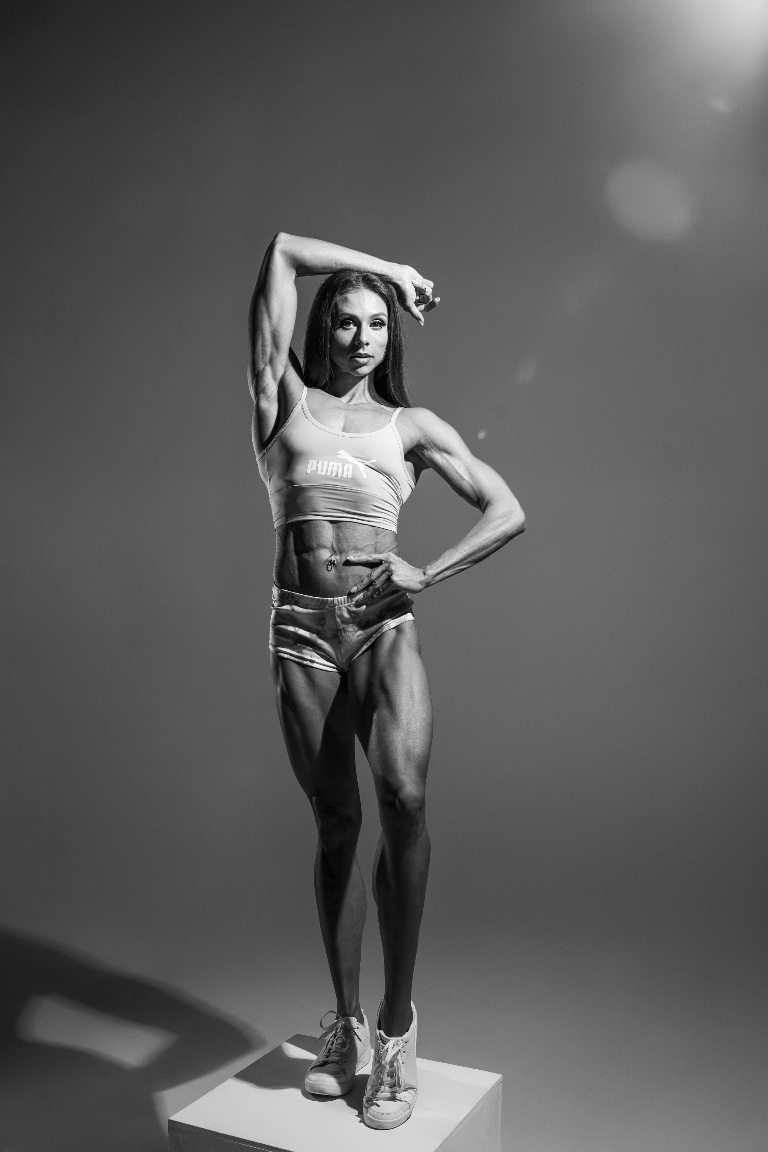 Съемка с Марией на циклораме с импульсным светом для «себя» и контента. Дмитрий Шульгин, портретный фотограф в Воронеже