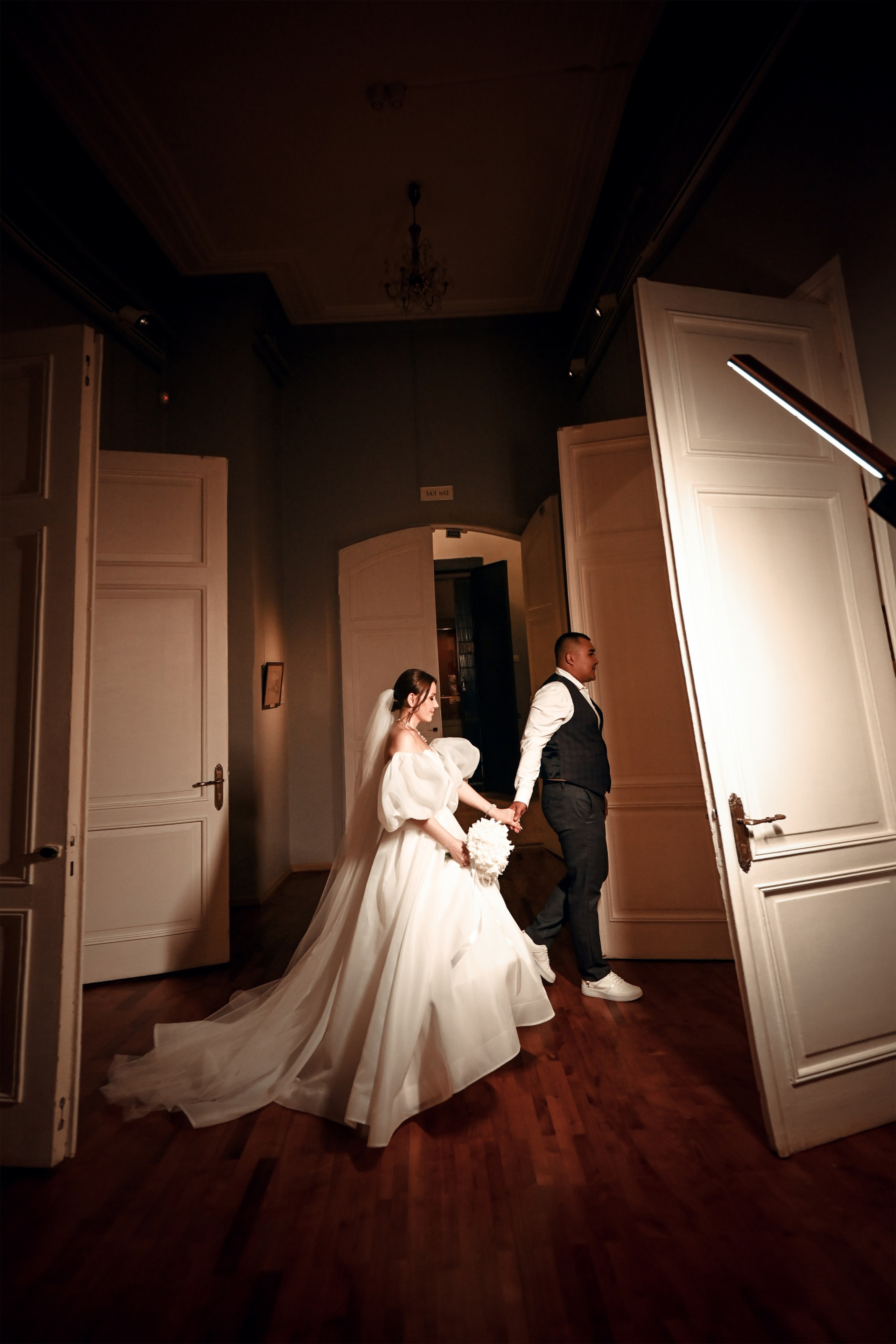 Небольшая свадебная серия в музее и прогулкой под дождем Эльмиры и Ризата. Свадебный, семейный, детский, контент фотограф в Омске Максим Ильин