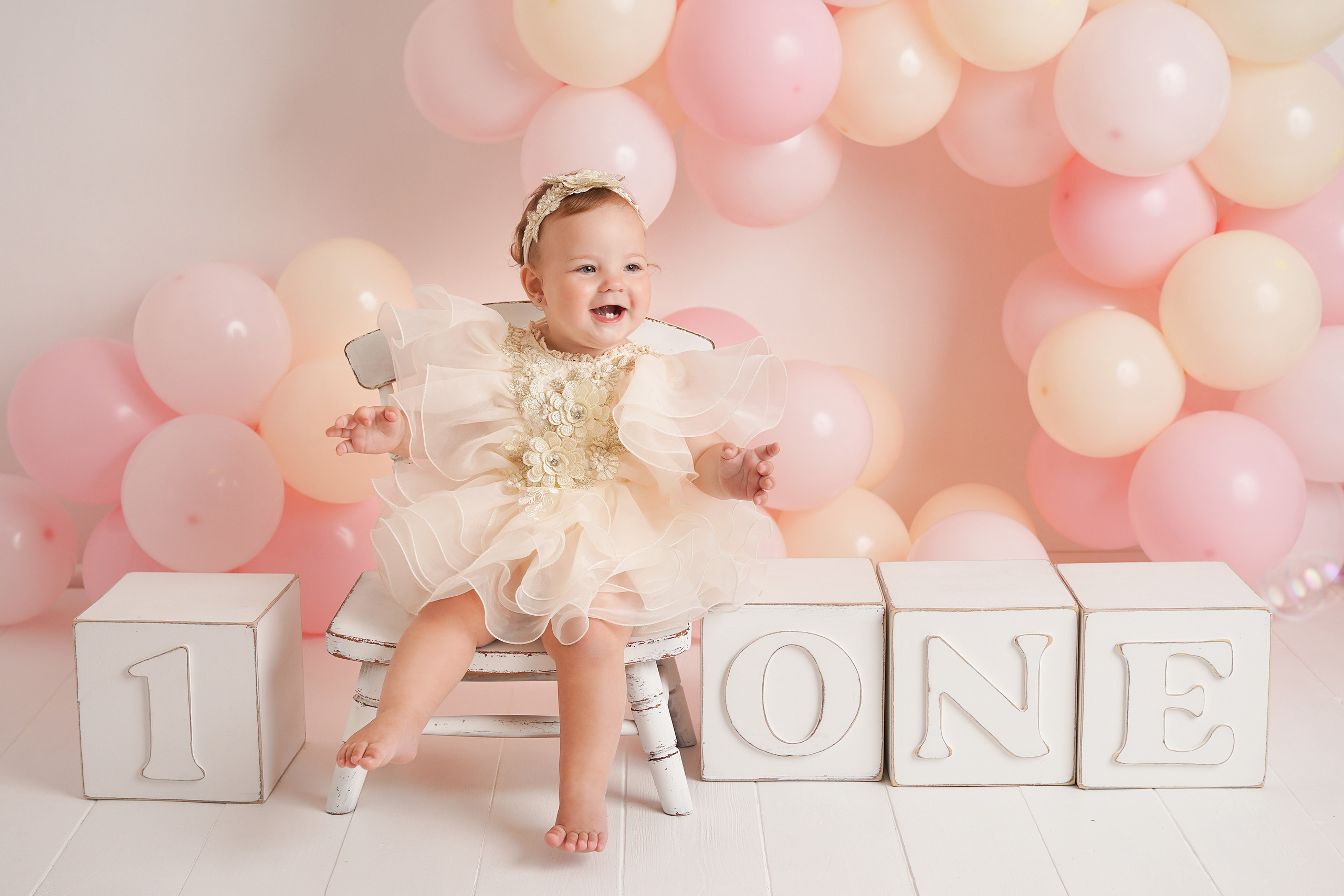 В студии есть огромные кубики с надписью Первый год.