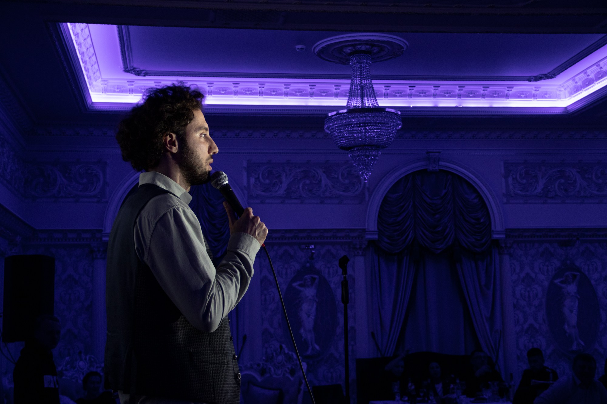 Выступление стендап-комика Дмитрий Романов. Репортажный, промышленный и маркетплейс-фотограф Дмитрий Чернат