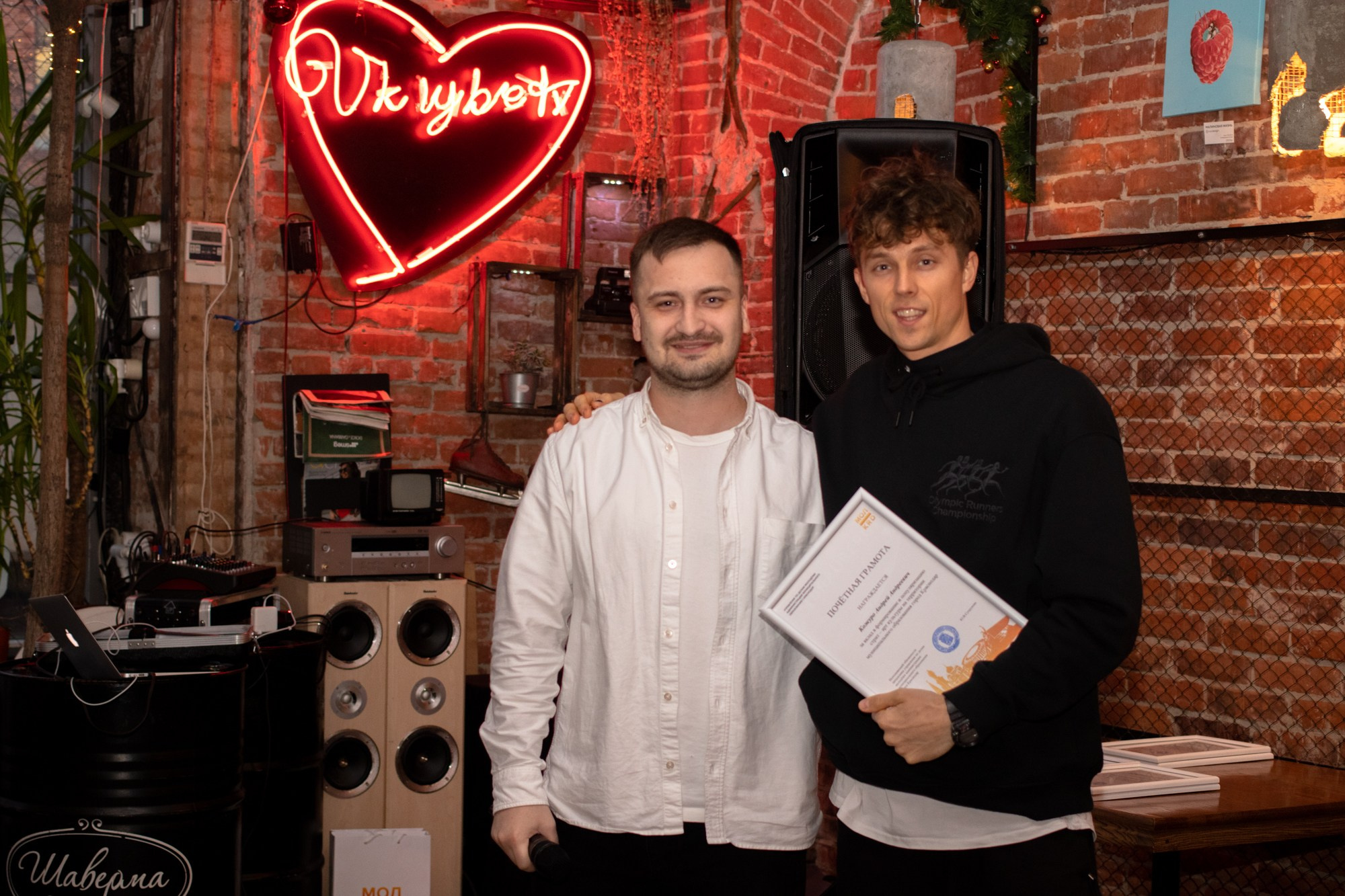 Новогодняя встреча в баре «Шаверма». Репортажный, промышленный и маркетплейс-фотограф Дмитрий Чернат