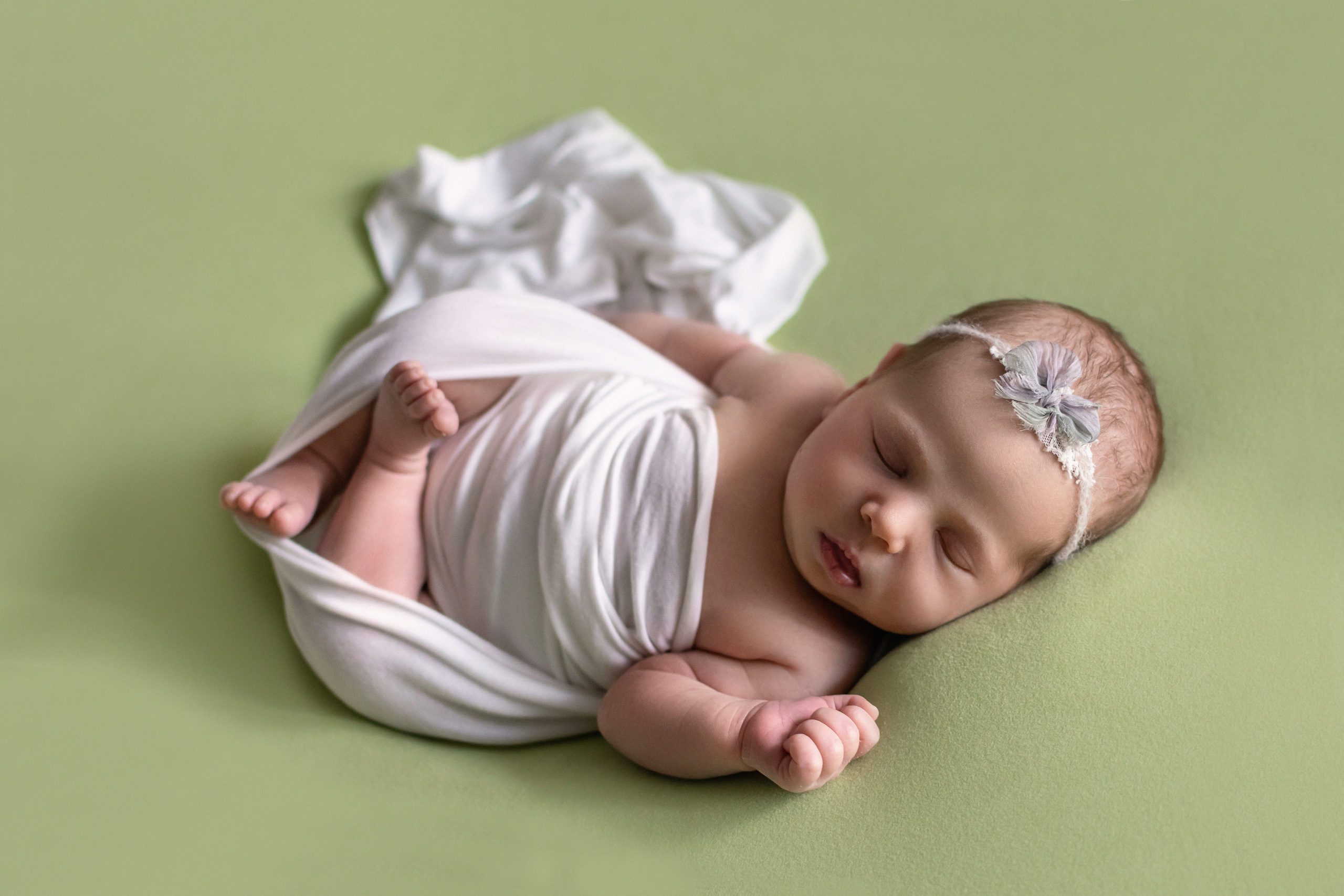 Девочка на зеленом фоне