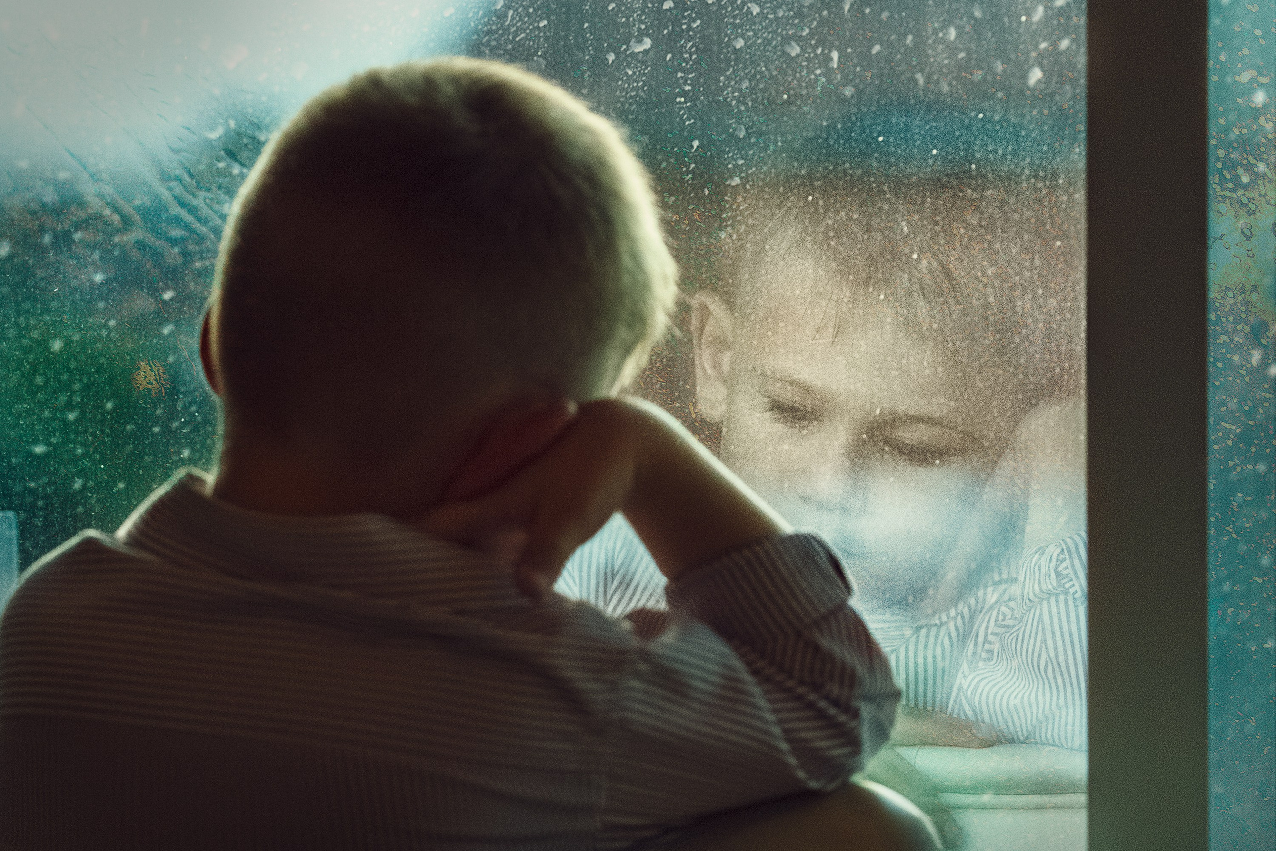 мальчик у окна думает, мечтает. отражение человека в стекле. 