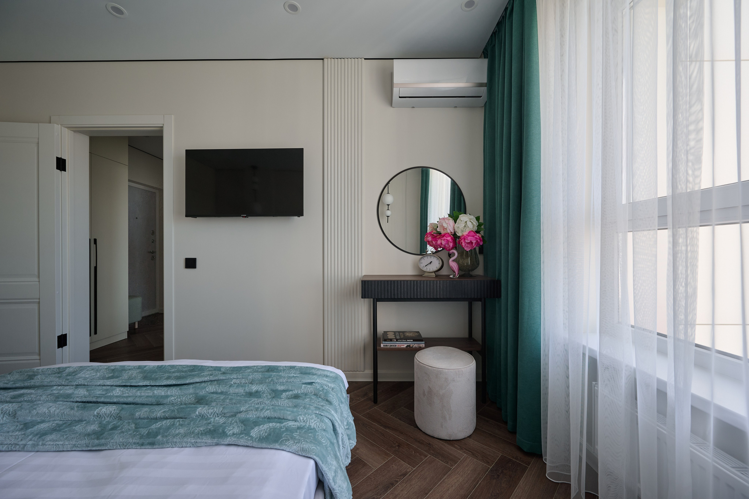 черный стул круглое зеркало с светлый пуфик   бирюзовые шторы 