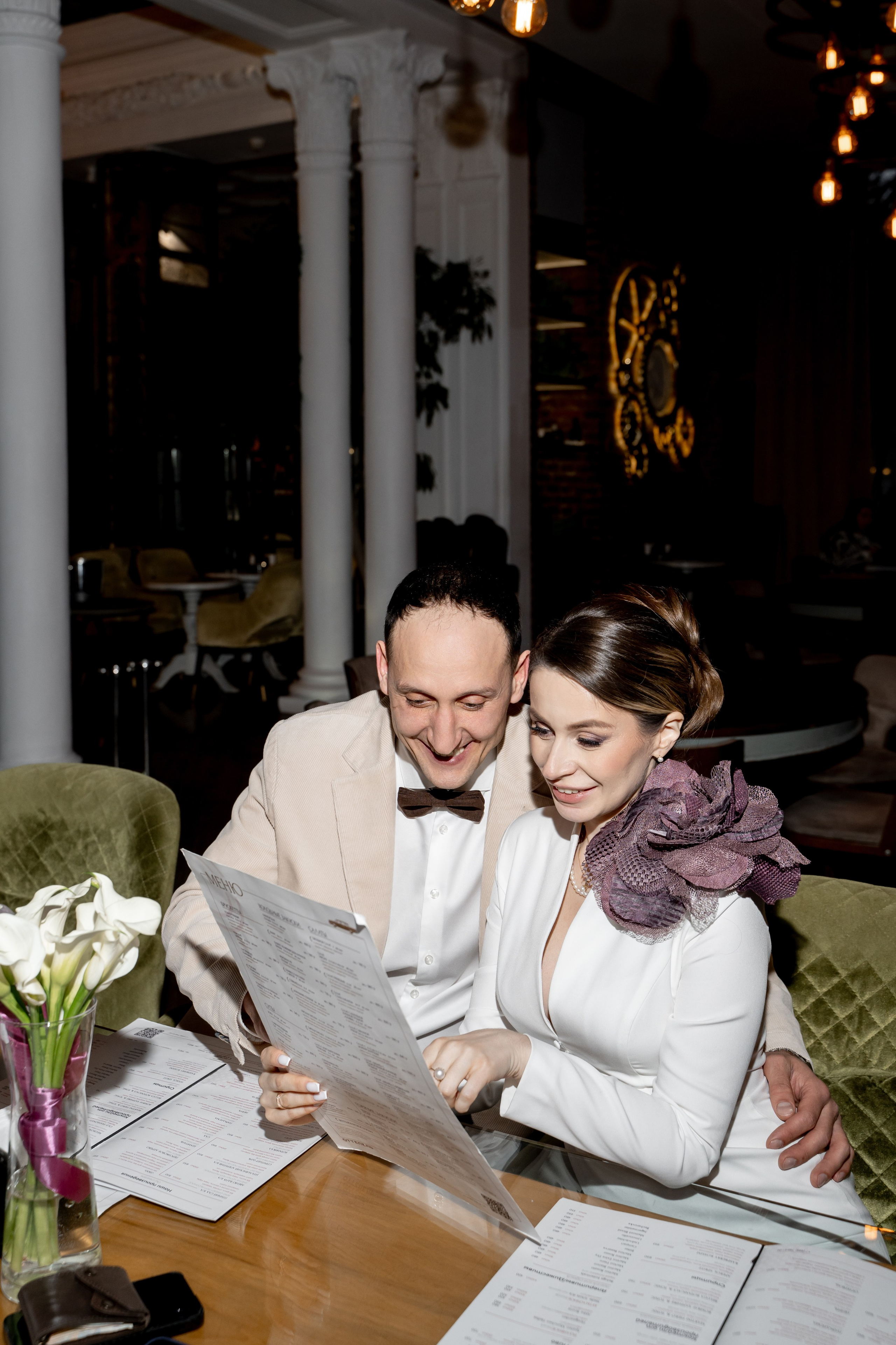 Свадебный фотограф в Москве. Свадебный фотограф Видное, Бутово, Домодедово, Щербинка, Царицыно. Свадебная фотосессия и сборы невесты в отеле Soluxe. Регистрация брака во дворце бракосочетания ВДНХ. Свадьба на ВДНХ. Свадебная фотосессия с ретро автомобилем Чайка. 