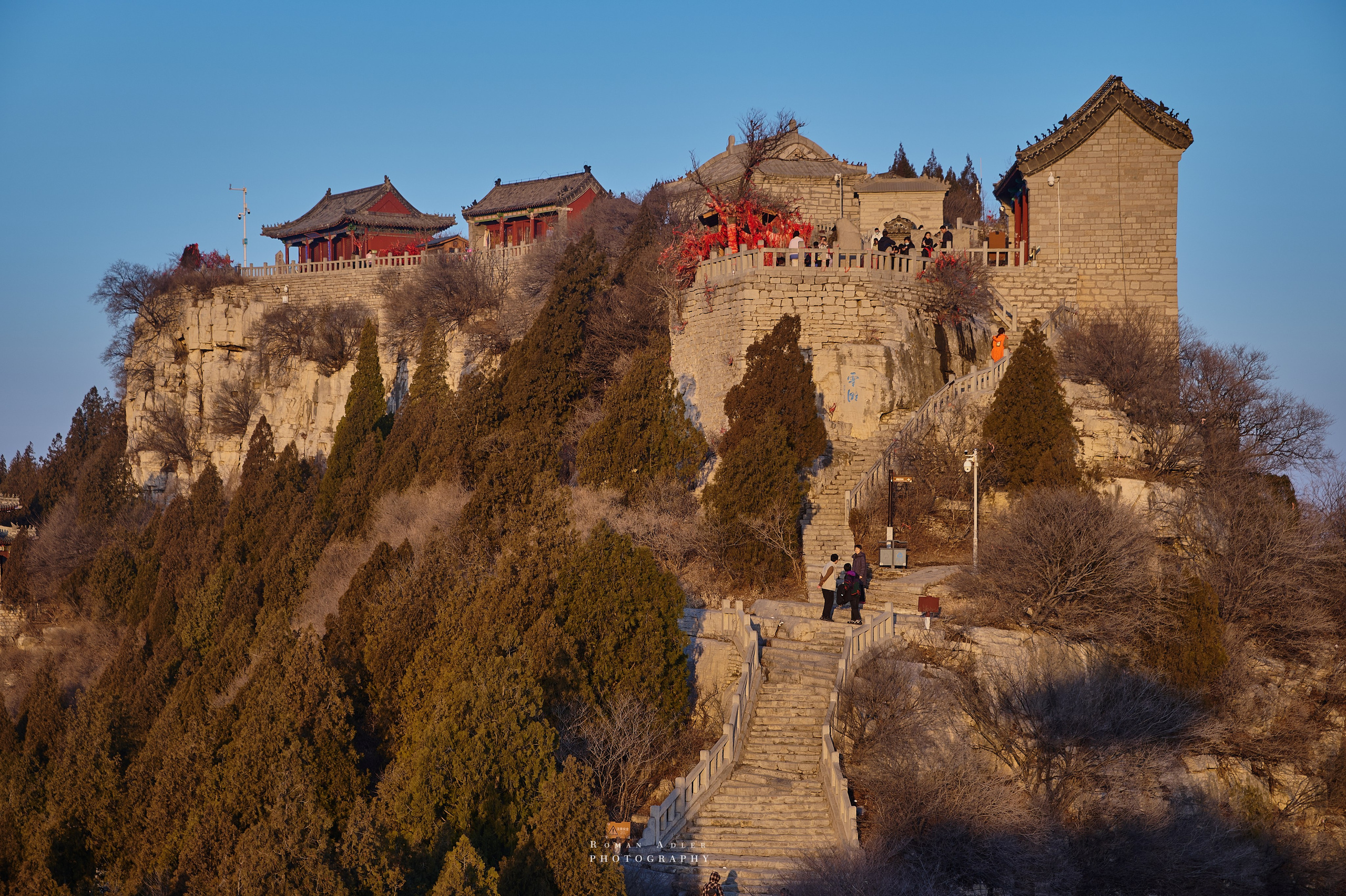 Рассвет на храмовой горе Юнмень. Цинчжоу. Фотограф Роман Адлер