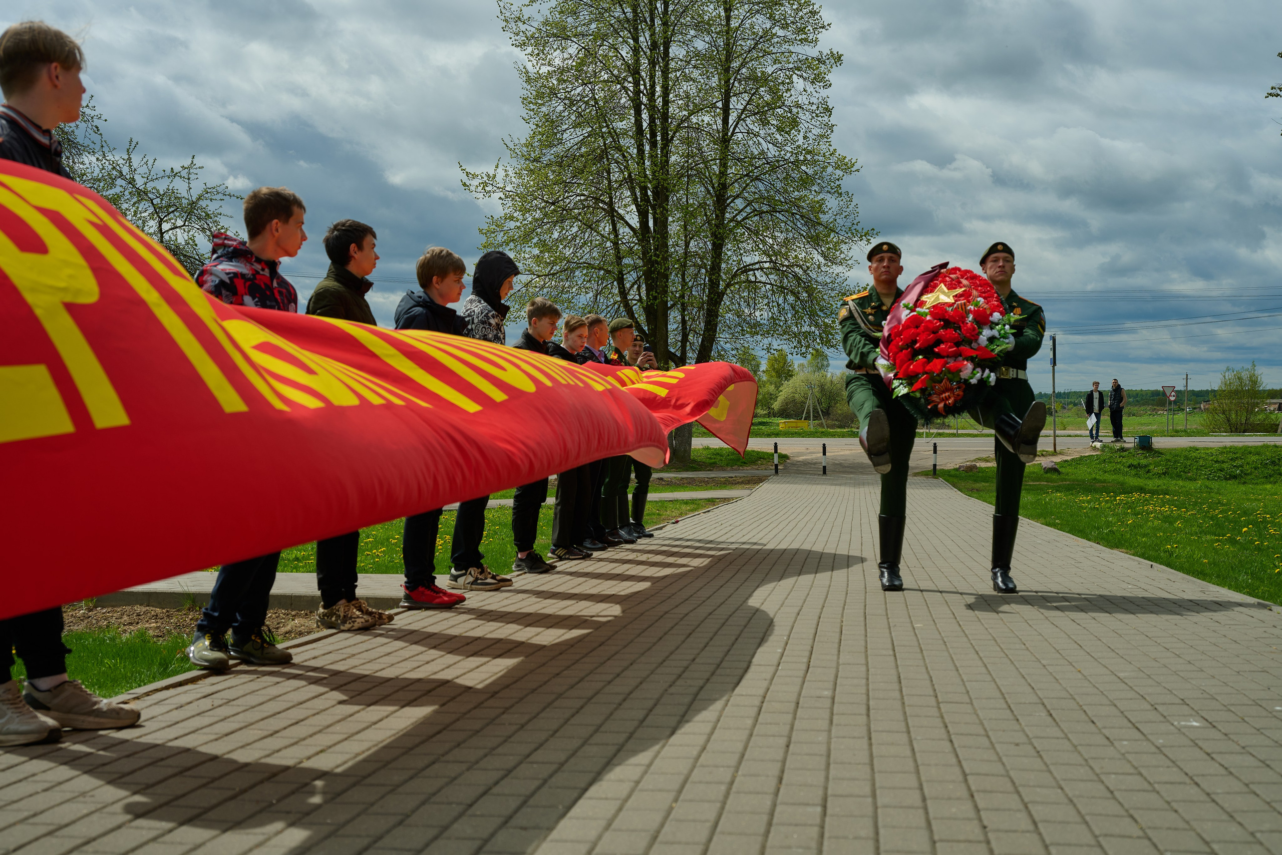 Памяти подвигу Кремлевских курсантов. Ярополец. Фотограф Роман Адлер