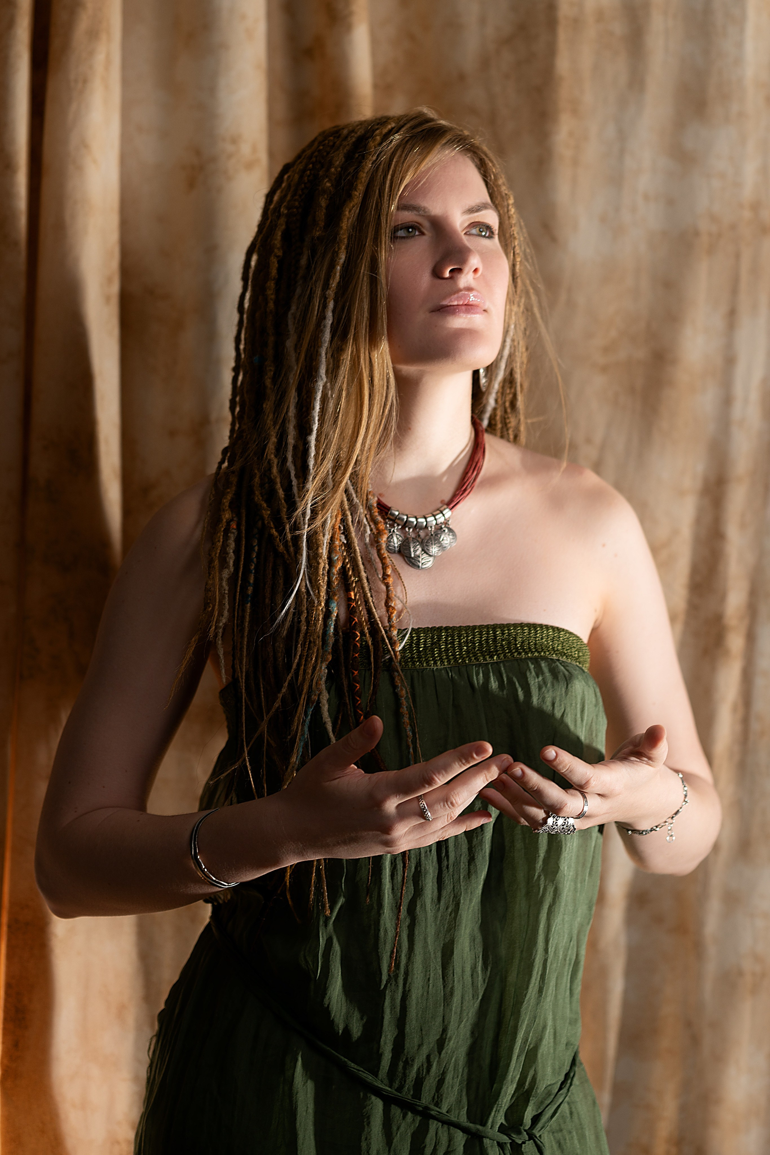 Студийная съёмка девушки  у окна при естественном весеннем свете