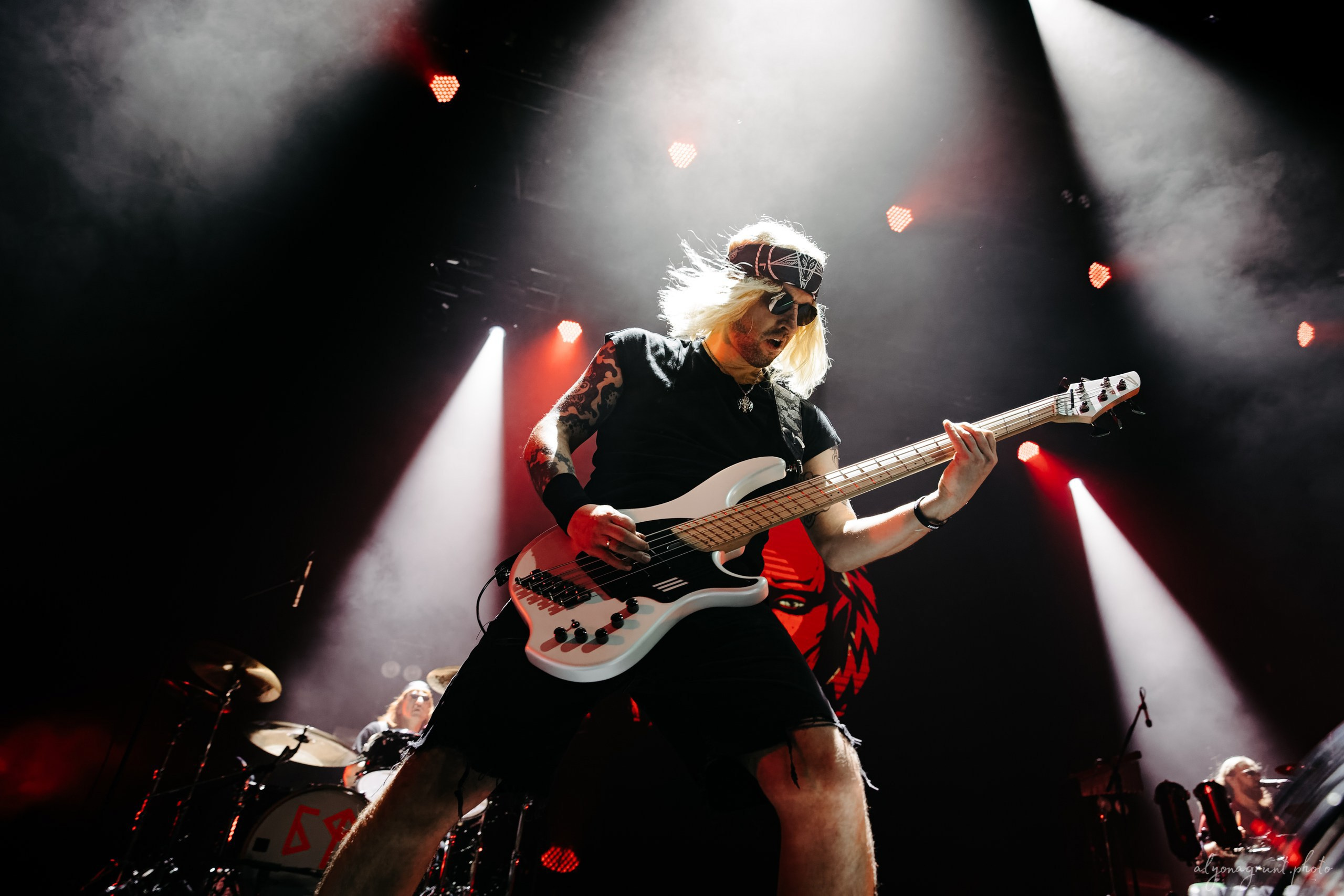 Багровый Фантомас, фоторепортаж, СПб, BASE, 14.12.2025. Алена Адрианова: фотограф в Санкт-Петербурге