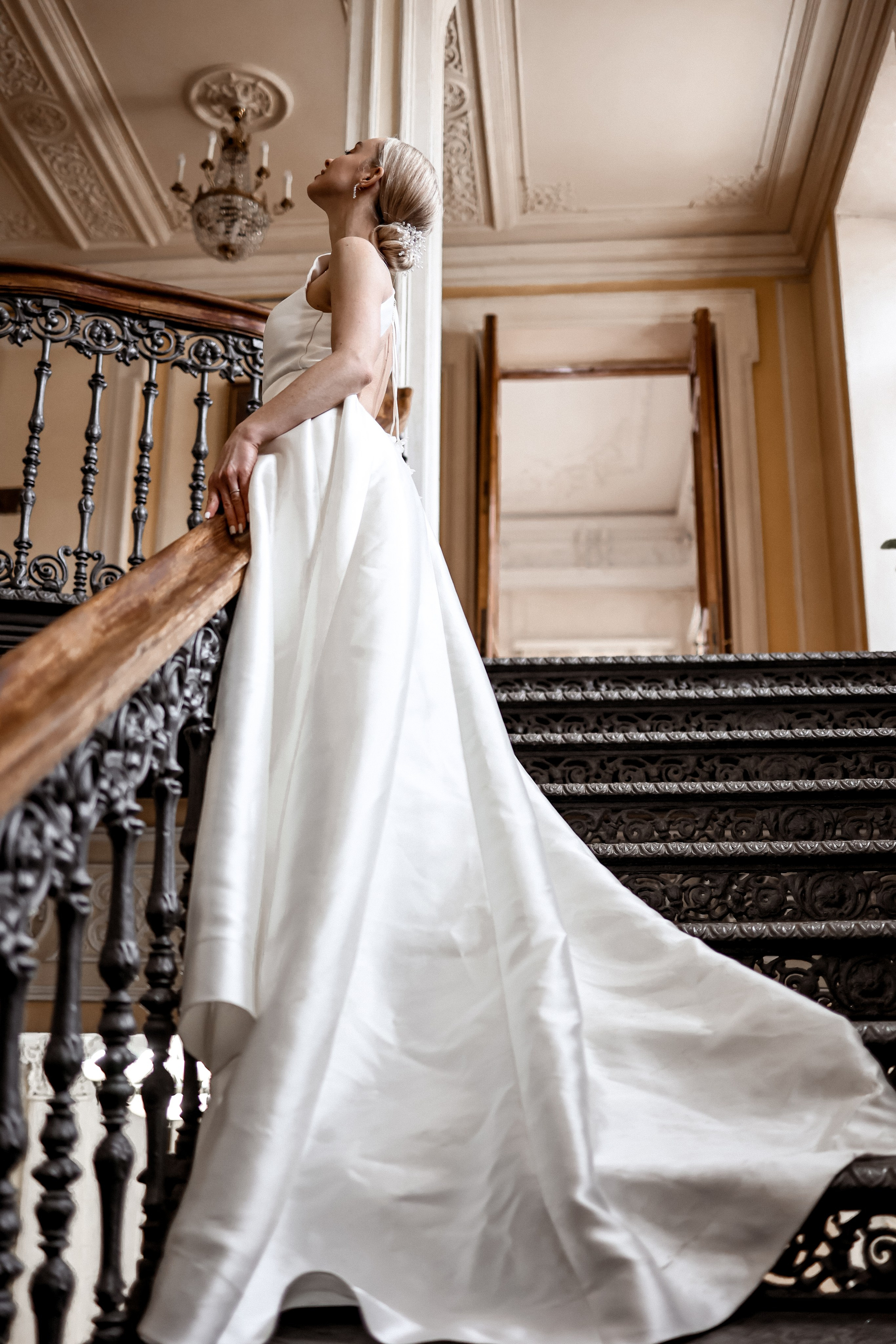 Свадебная love story в особняке. Свадебный и семейный фотограф Москва и Московская область