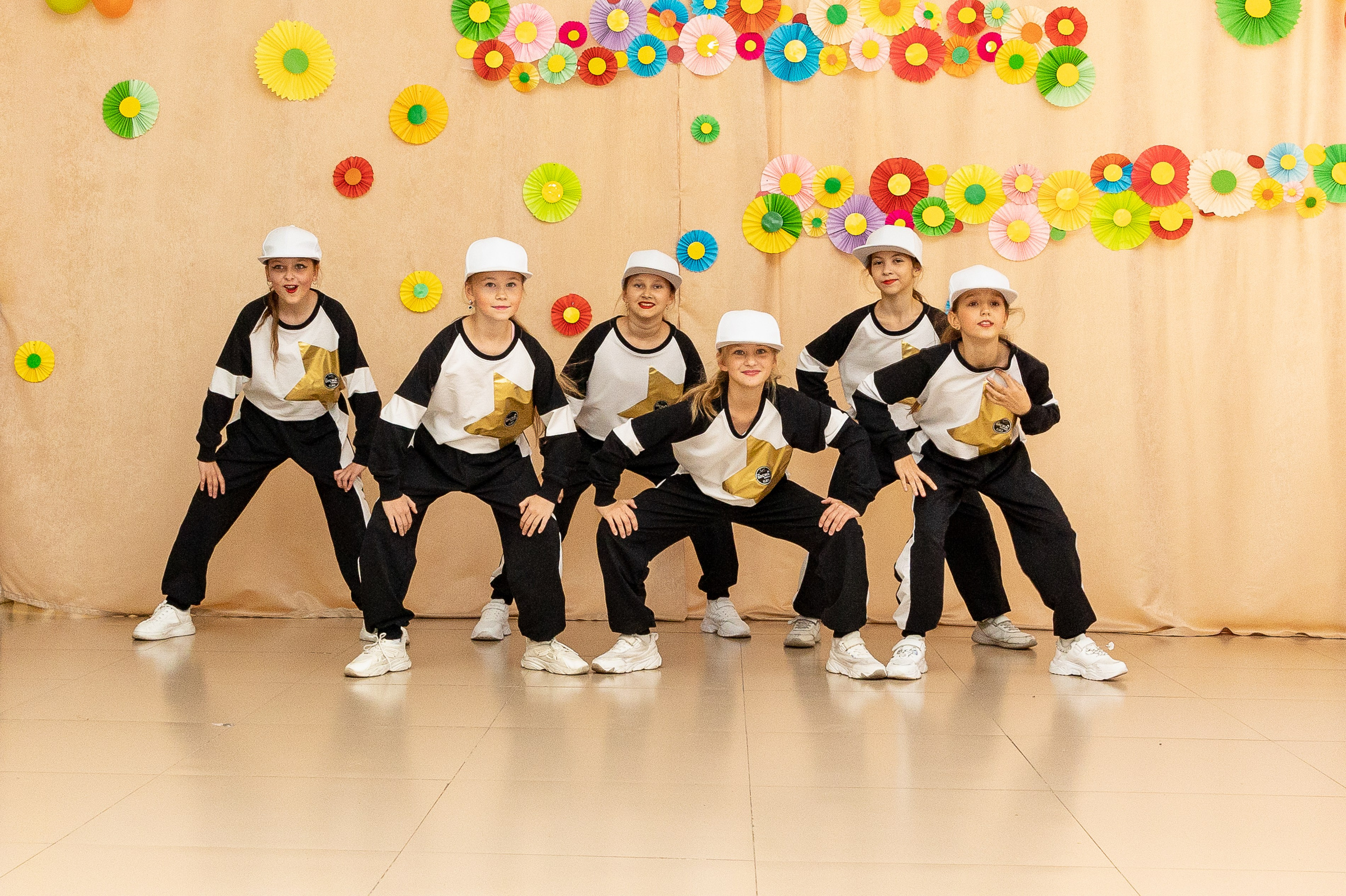 Выступление танцевального коллектива Браво. Выпускные альбомы во Владивостоке