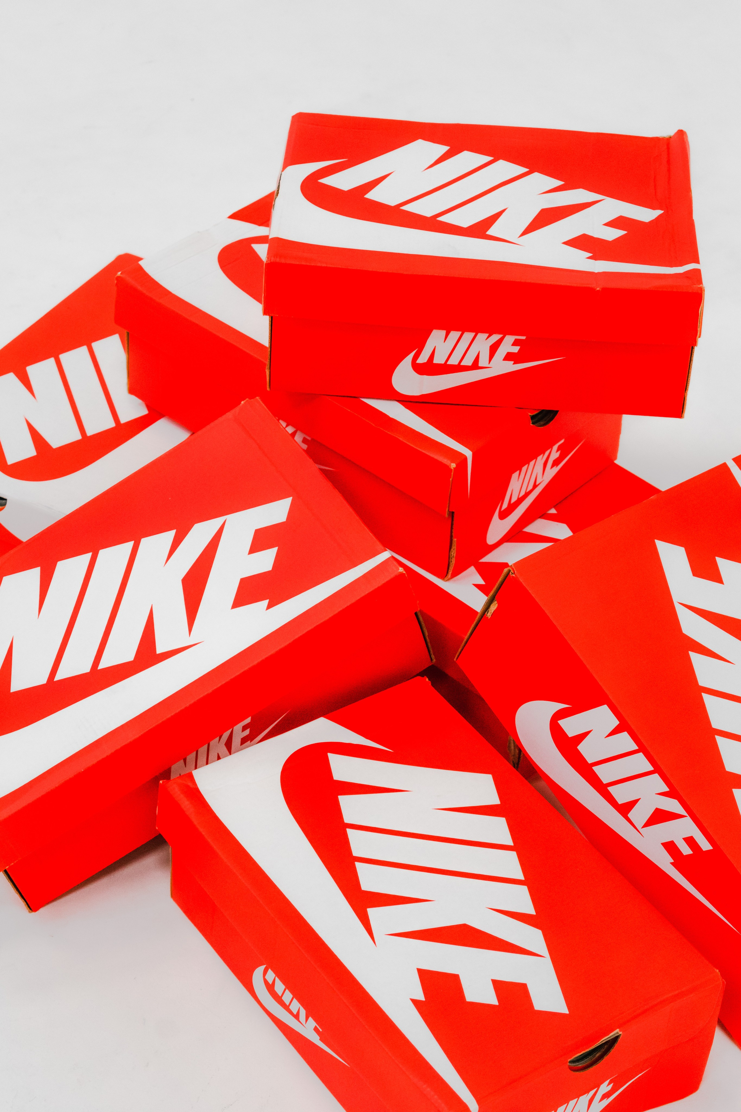 Красные коробки nike на белом фоне