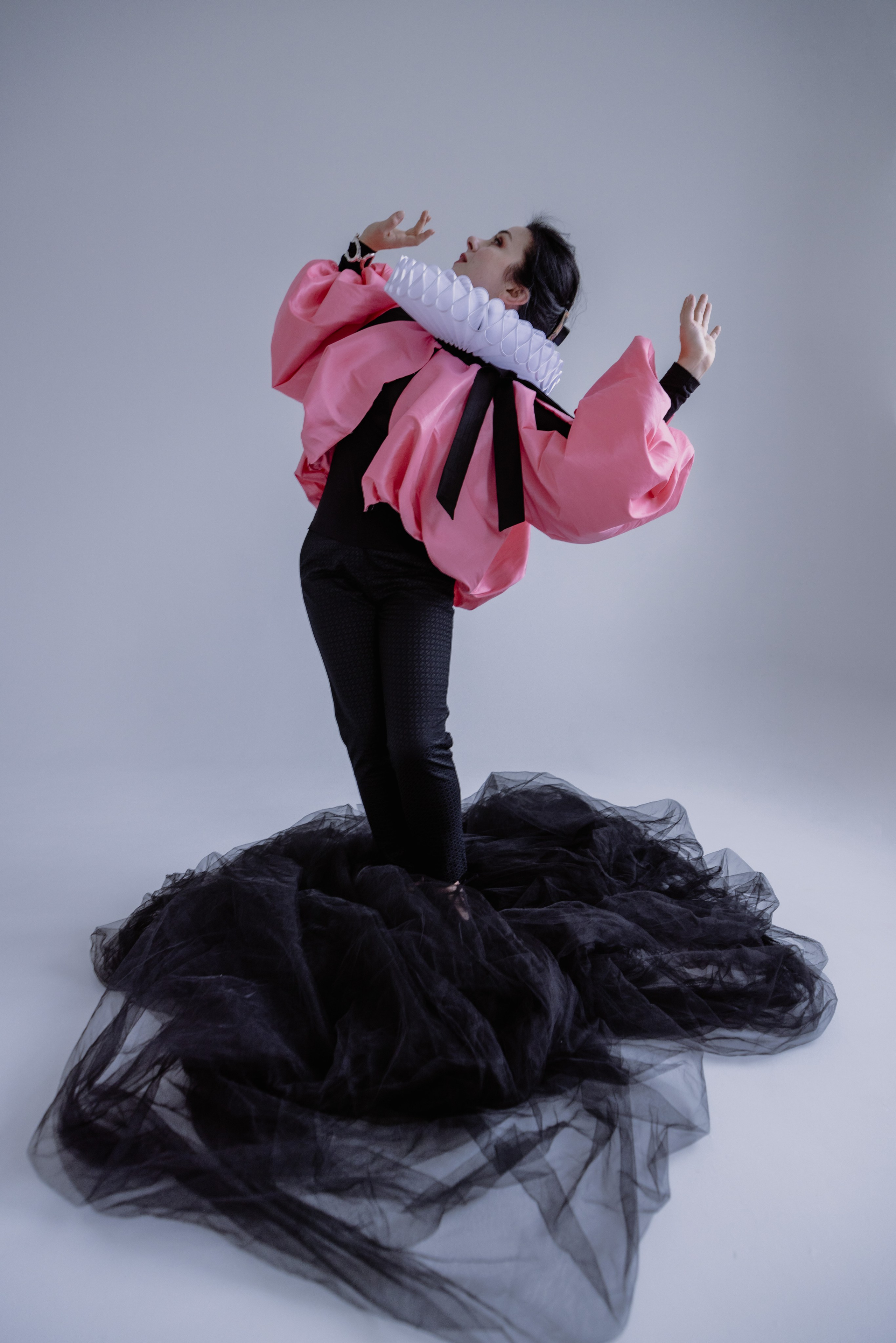 Нана Татишвили, девушка на красном фоне, образ арлекин