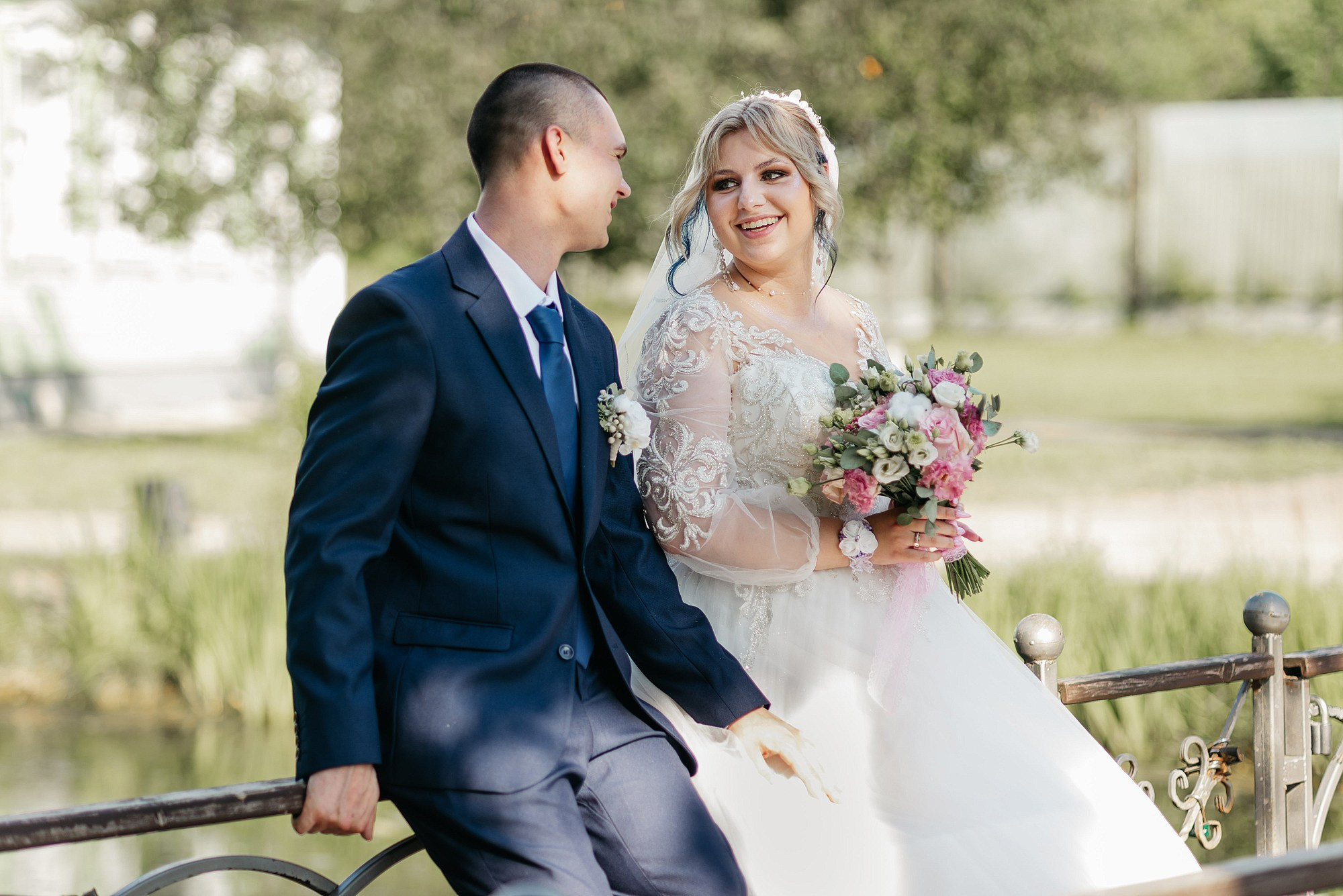 Нежная улыбка невесты