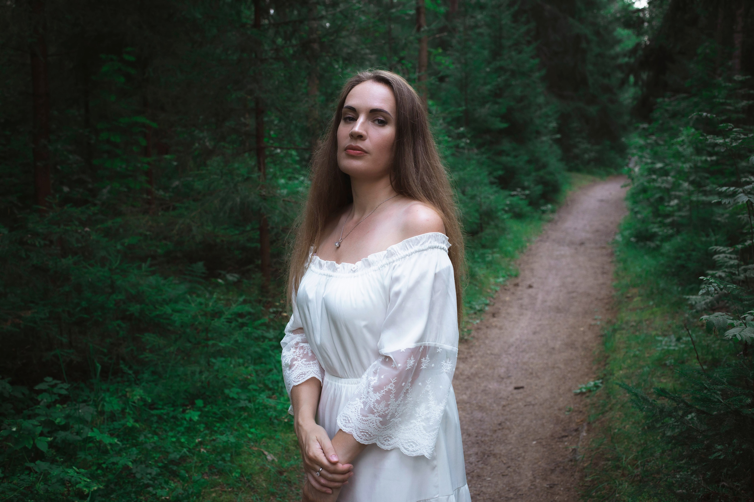 Лесная история: фотопрогулка на природе в Санкт-Петербурге. Портретные фотосессии, контент-съемки, репортаж