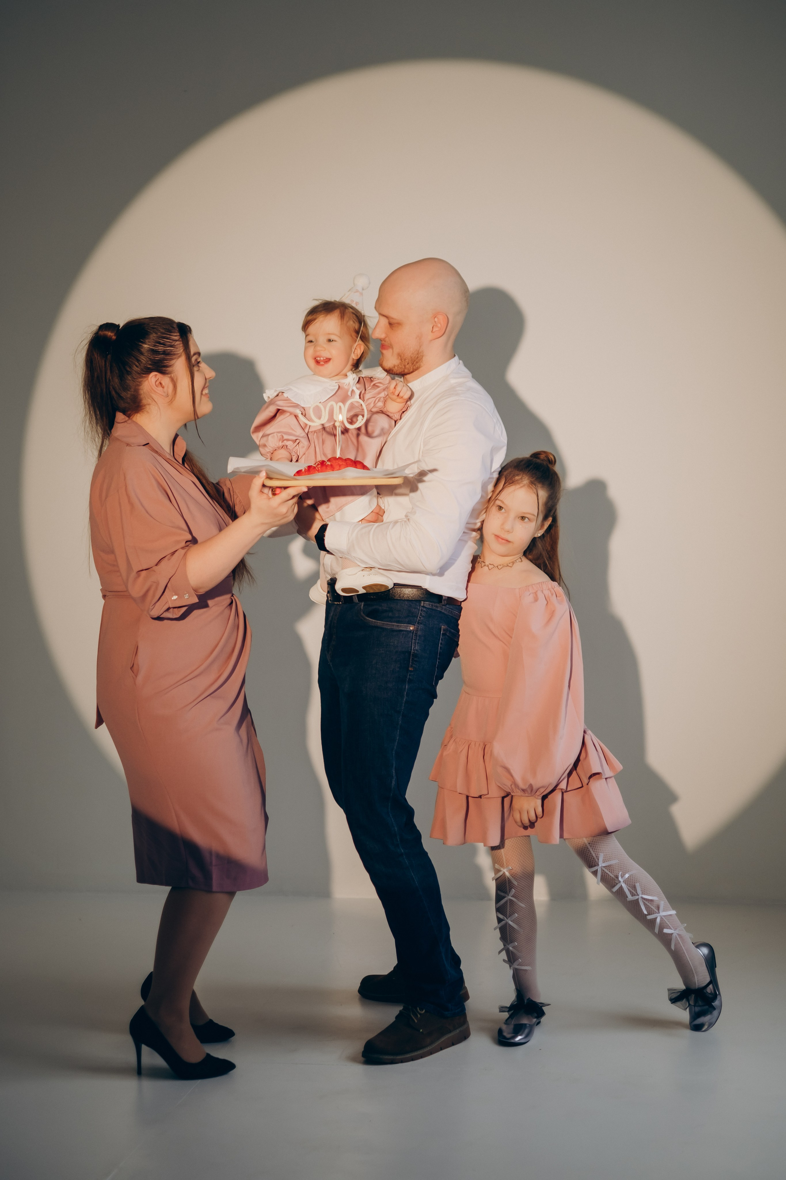 Фотосессия «День рождения» в минималистичной студии. Фотограф Новосибирск Анна Рождественская