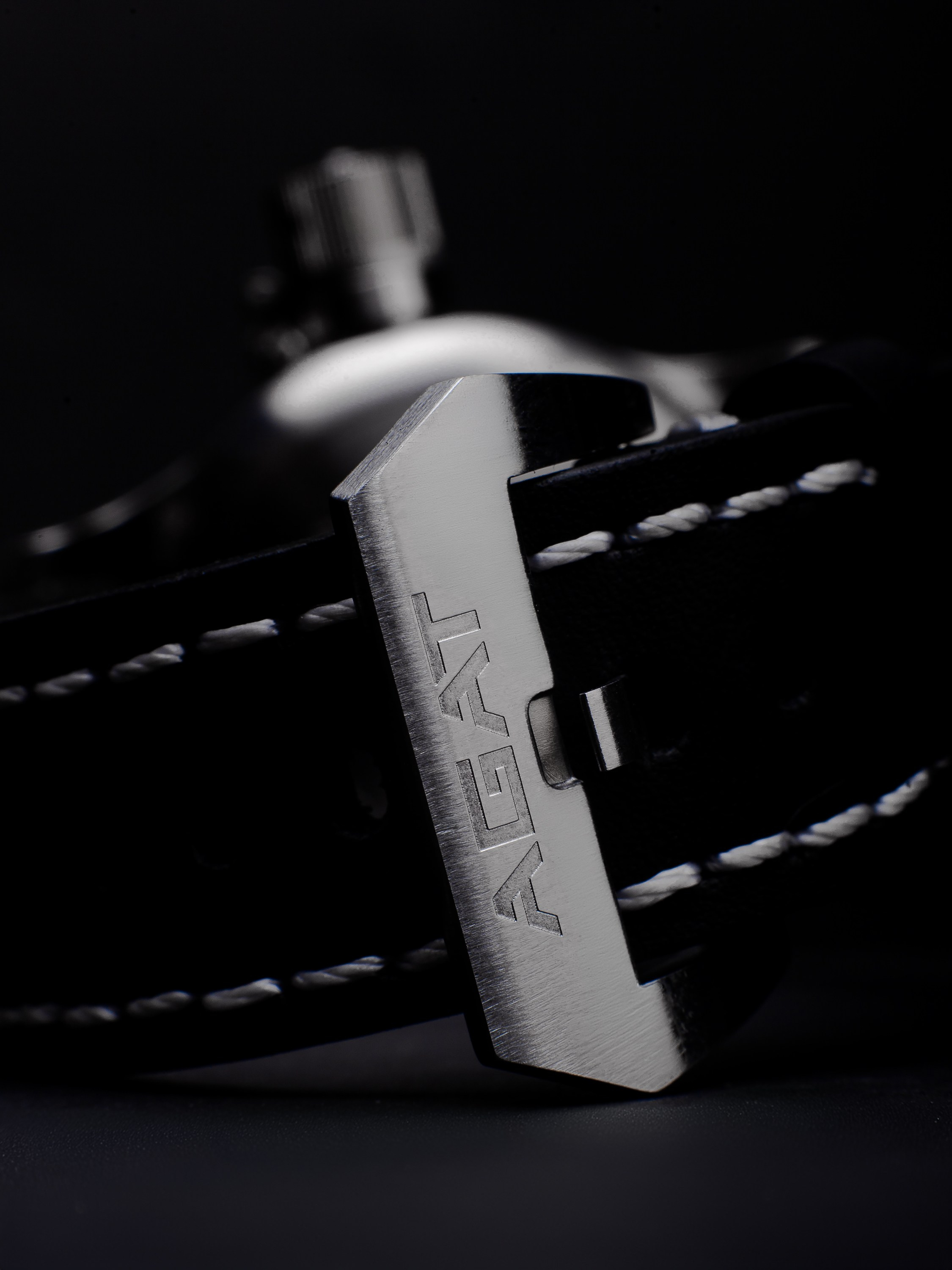 макро съемка кожаного ремешка наручных часов, текстура кожи и контрастная белая строчка, предметная фотография аксессуаров